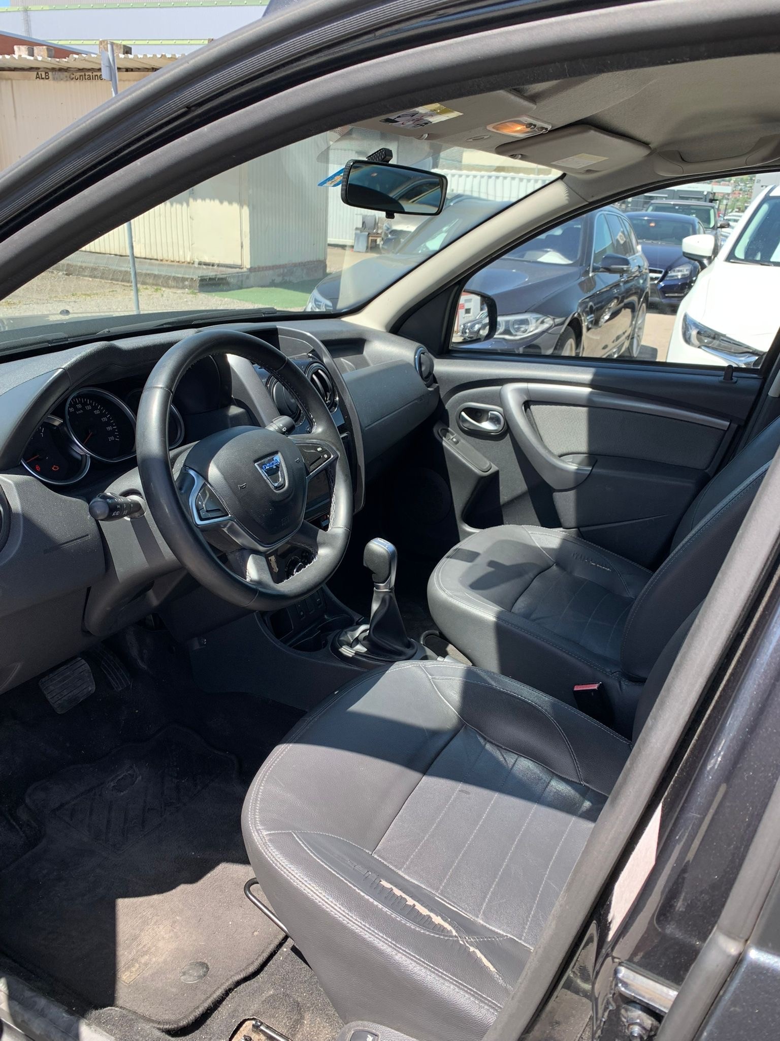 DACIA Duster 1.5 dCi Ambiance 4x2 EDC Automat (Klimatronik * Alufelgen * Sensoren mit Kamera * Leder * Navigation * BO6)-image-12