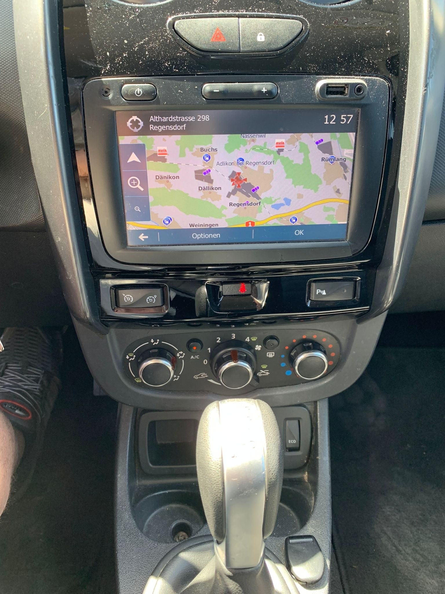 DACIA Duster 1.5 dCi Ambiance 4x2 EDC Automat (Klimatronik * Alufelgen * Sensoren mit Kamera * Leder * Navigation * BO6)-image-9