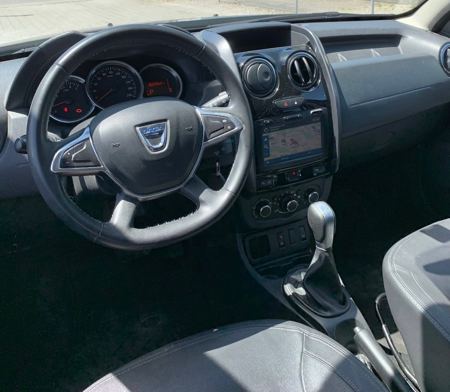 DACIA Duster 1.5 dCi Ambiance 4x2 EDC Automat (Klimatronik * Alufelgen * Sensoren mit Kamera * Leder * Navigation * BO6)-image-10