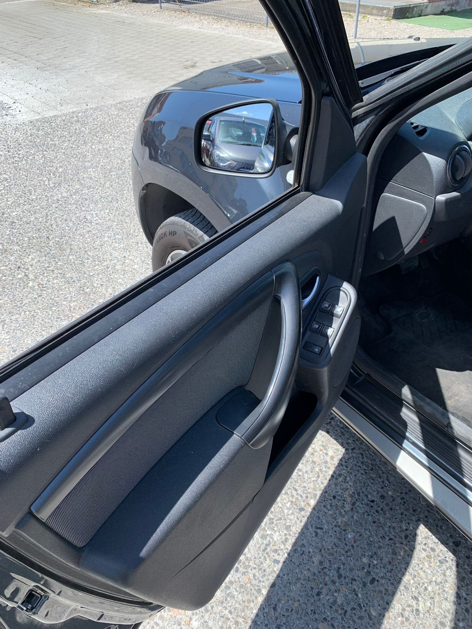 DACIA Duster 1.5 dCi Ambiance 4x2 EDC Automat (Klimatronik * Alufelgen * Sensoren mit Kamera * Leder * Navigation * BO6)-image-15
