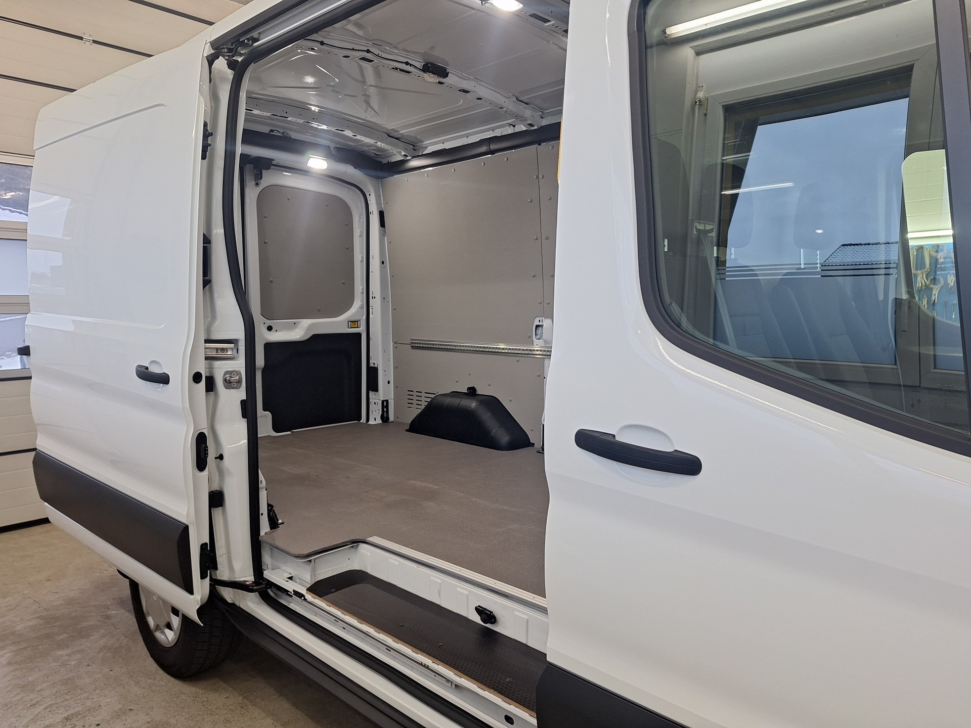 FORD E-Transit Van 350 L2 Trend RWD 68kWh⚡CH-Auslieferung mit Fortlaufender Herstellergarantie in Neuzustand⚡-image-6