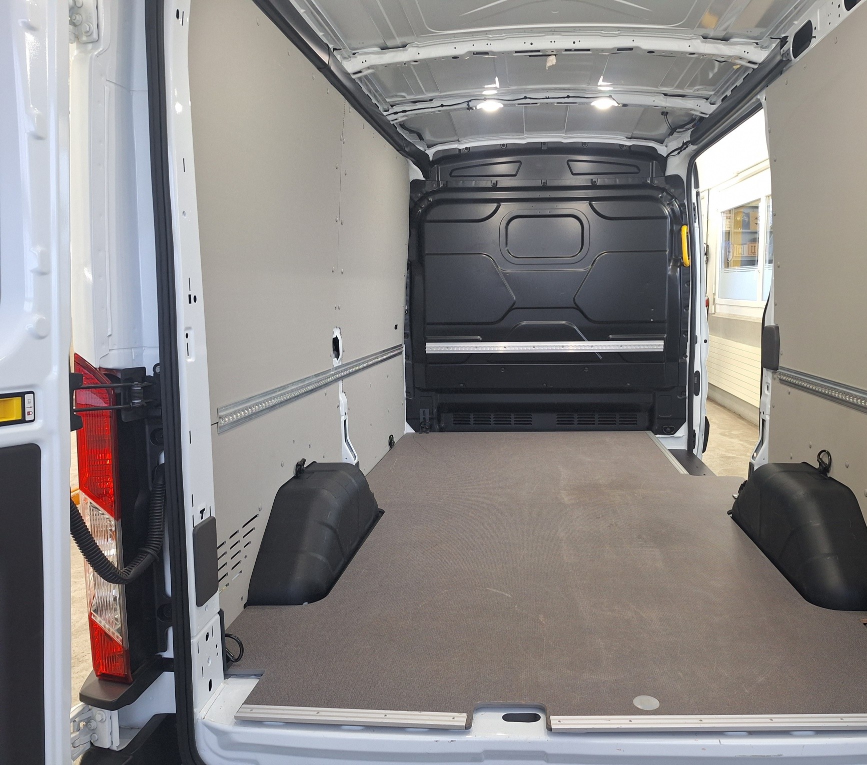 FORD E-Transit Van 350 L2 Trend RWD 68kWh⚡CH-Auslieferung mit Fortlaufender Herstellergarantie in Neuzustand⚡-image-7