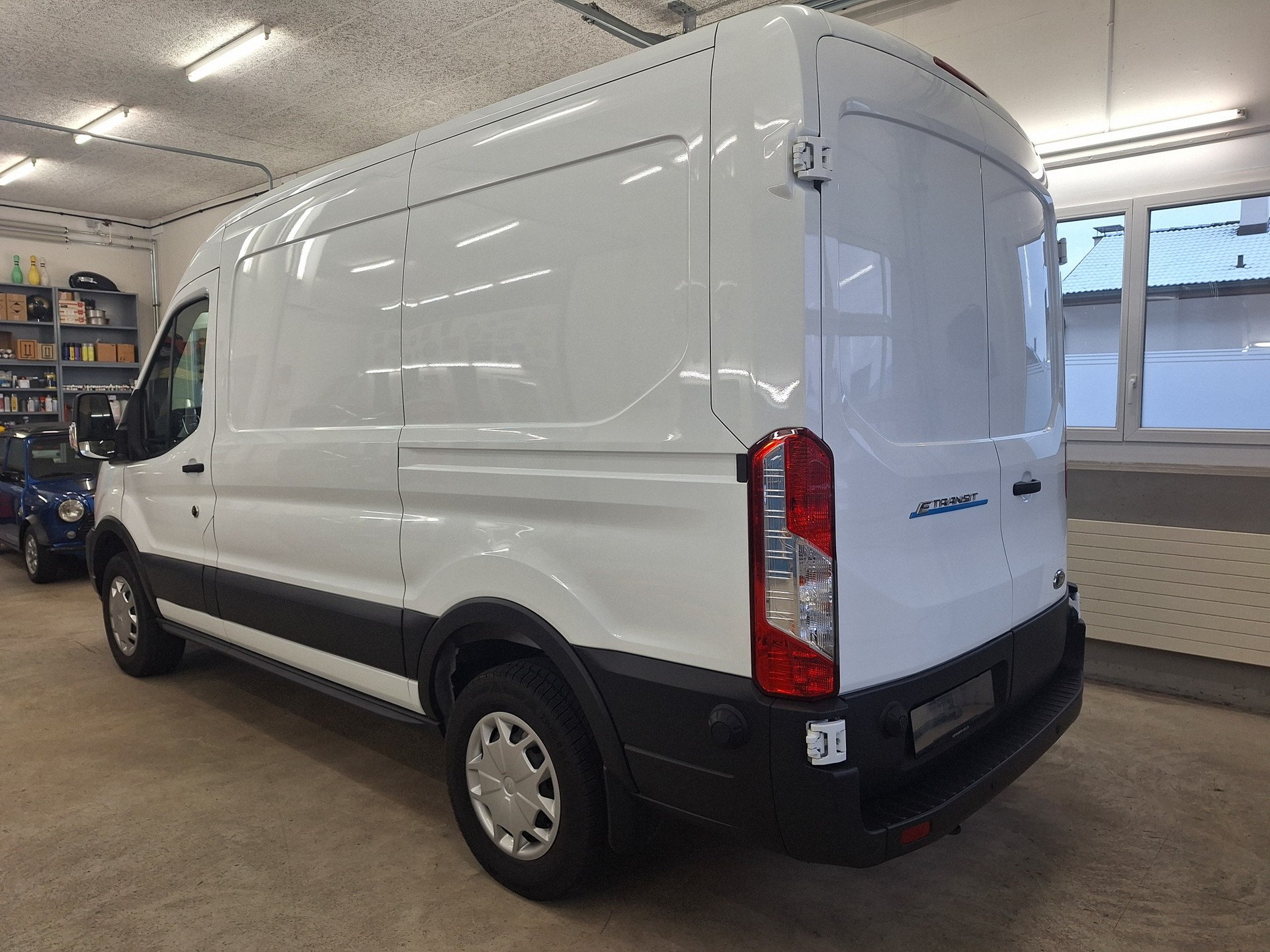 FORD E-Transit Van 350 L2 Trend RWD 68kWh⚡CH-Auslieferung mit Fortlaufender Herstellergarantie in Neuzustand⚡-image-4