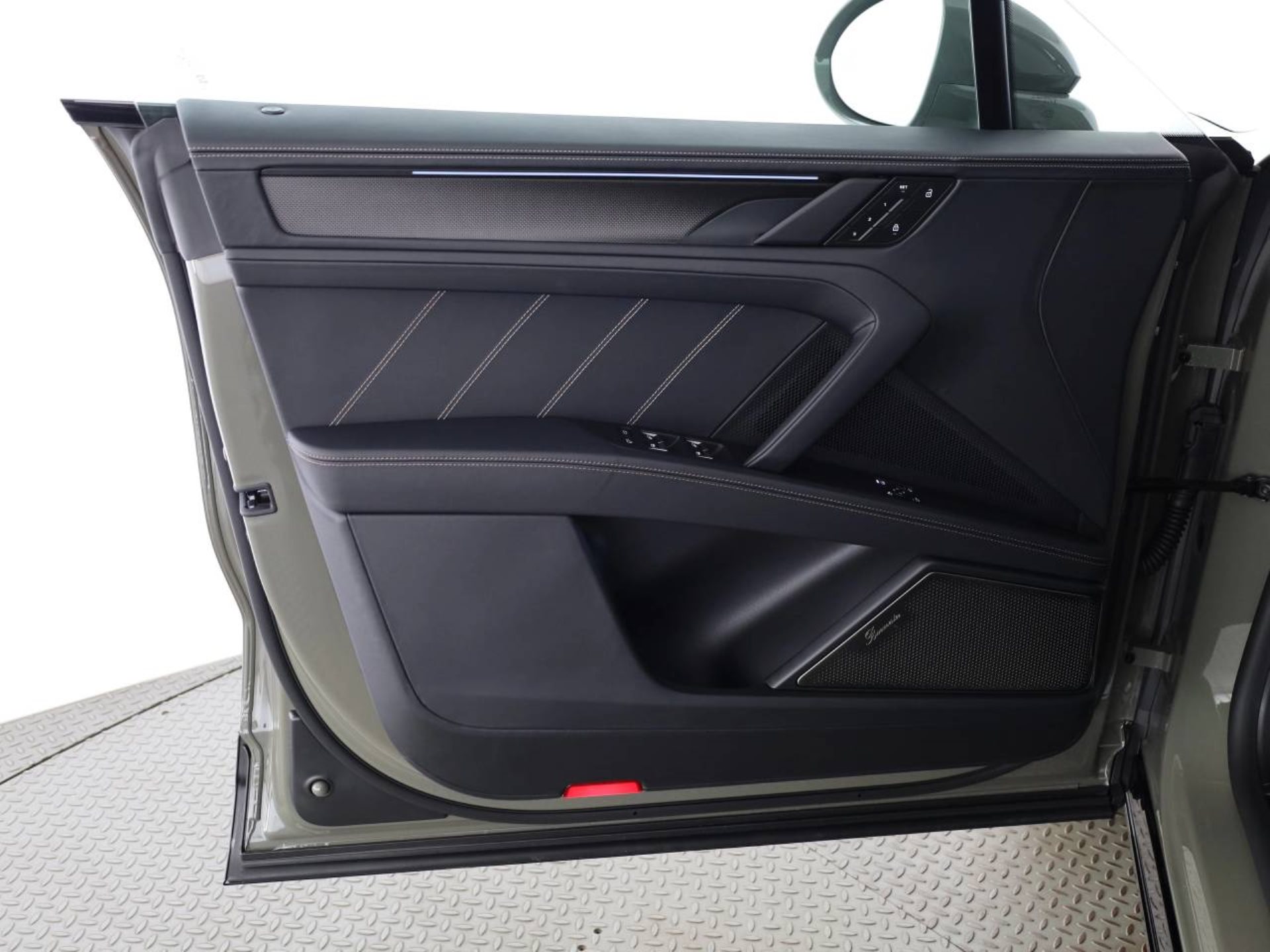 PORSCHE Cayenne Turbo Electric-image-15