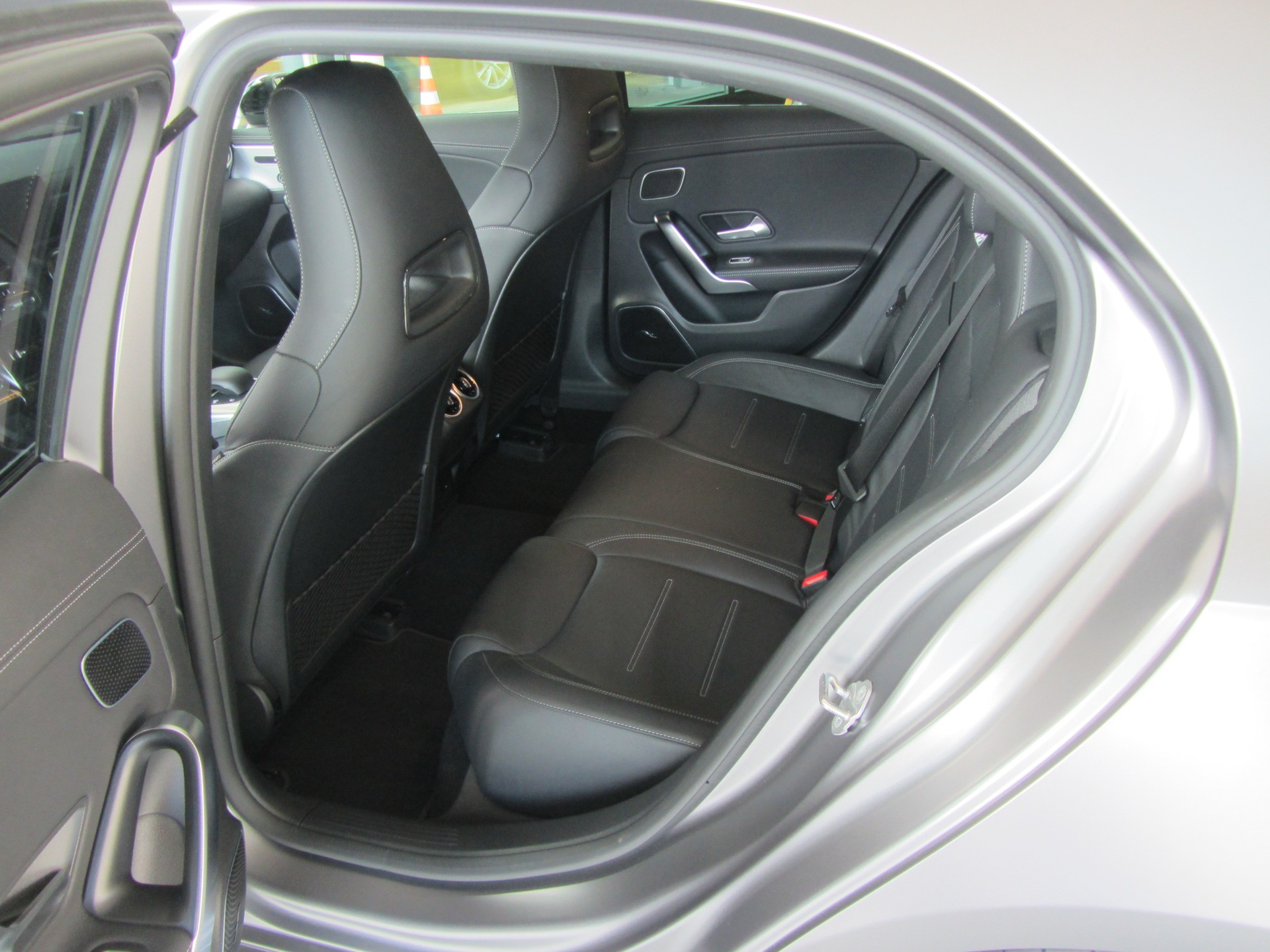 MERCEDES-BENZ A 35 AMG 4Matic Speedshift-image-5