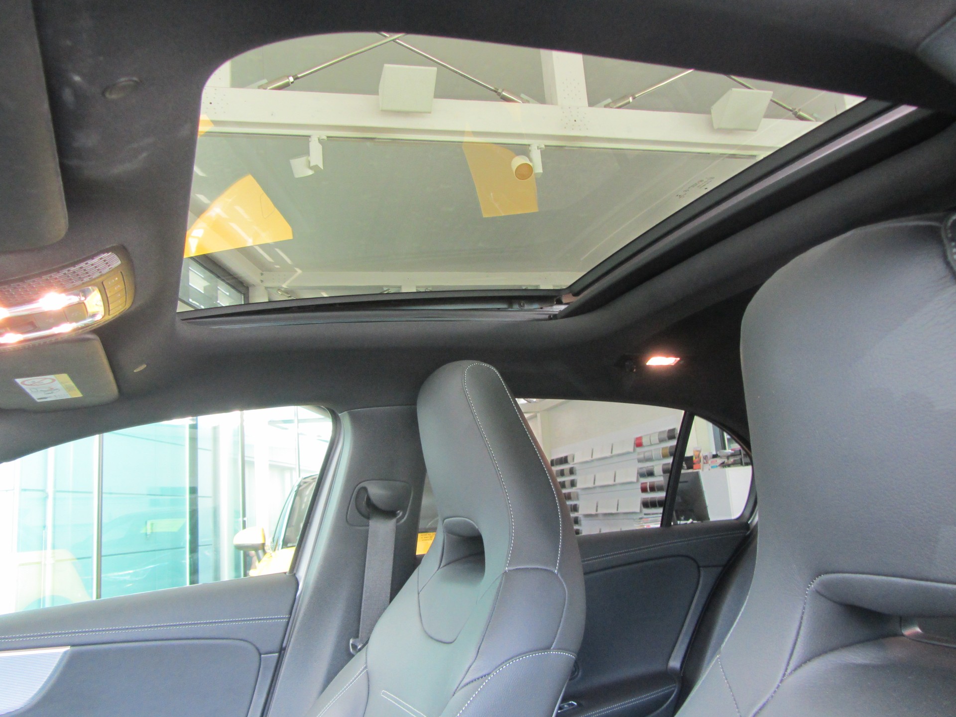 MERCEDES-BENZ A 35 AMG 4Matic Speedshift-image-12