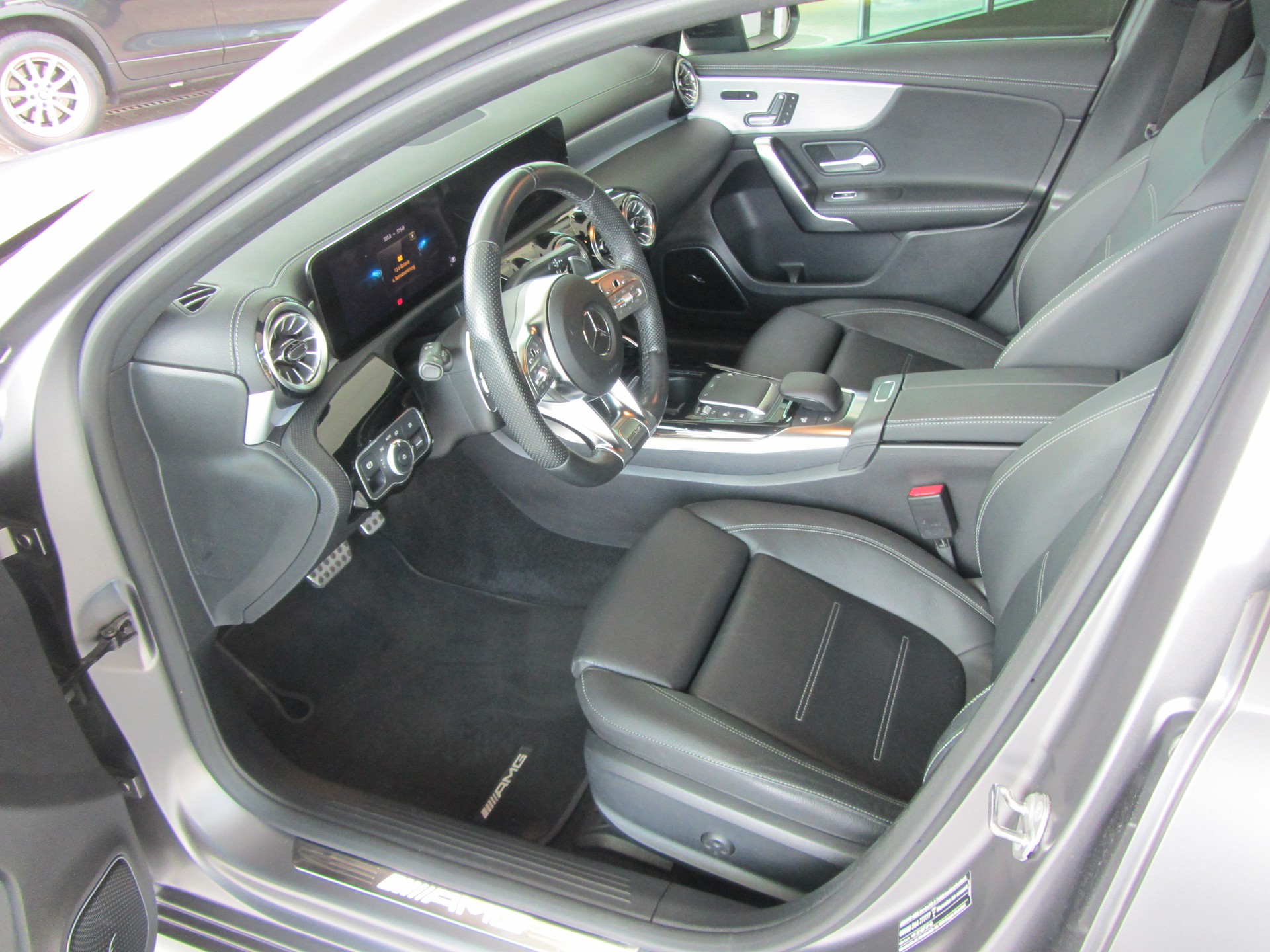 MERCEDES-BENZ A 35 AMG 4Matic Speedshift-image-4