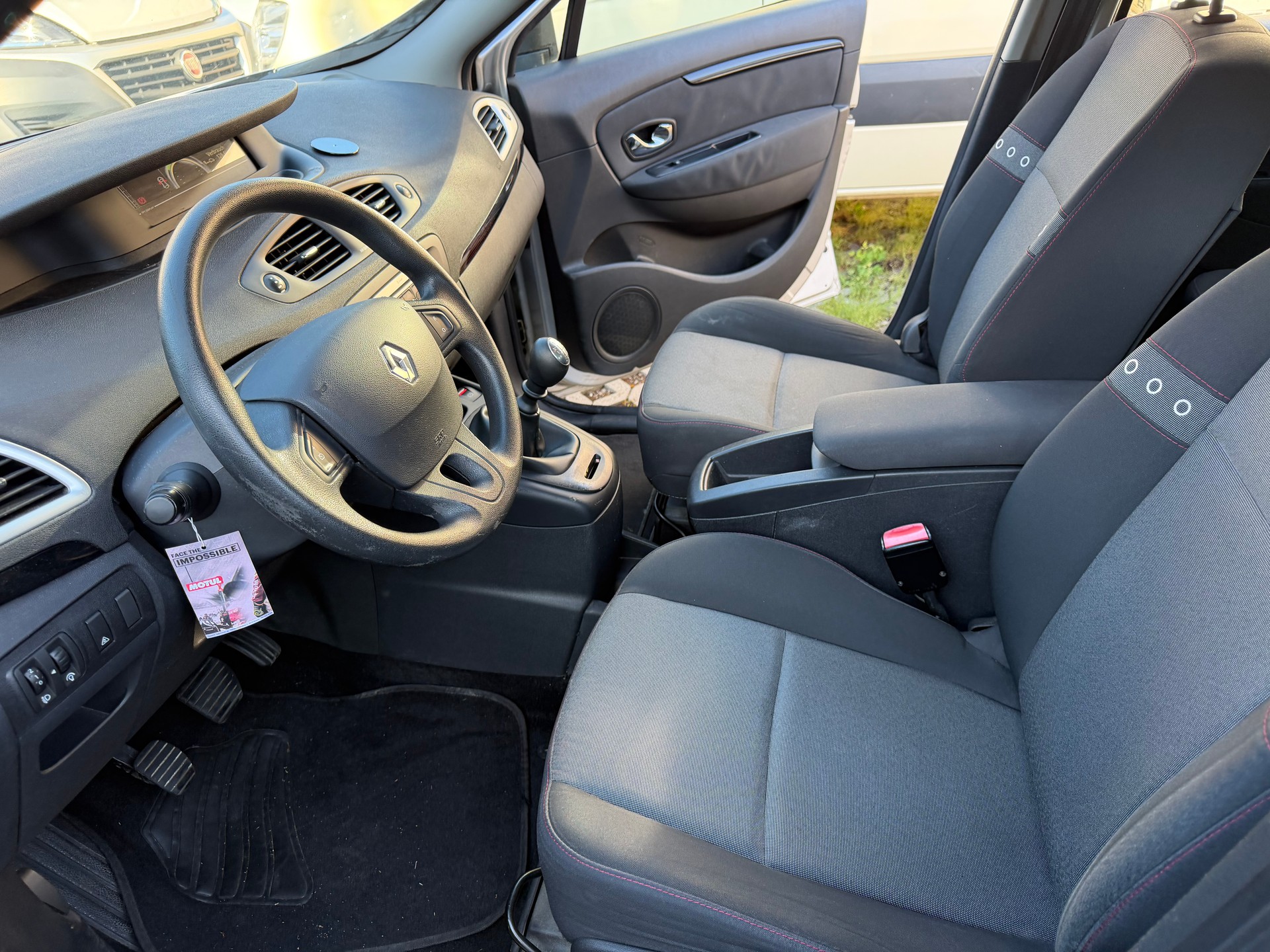 RENAULT Scénic 1.4 16V Turbo Privilège-image-1