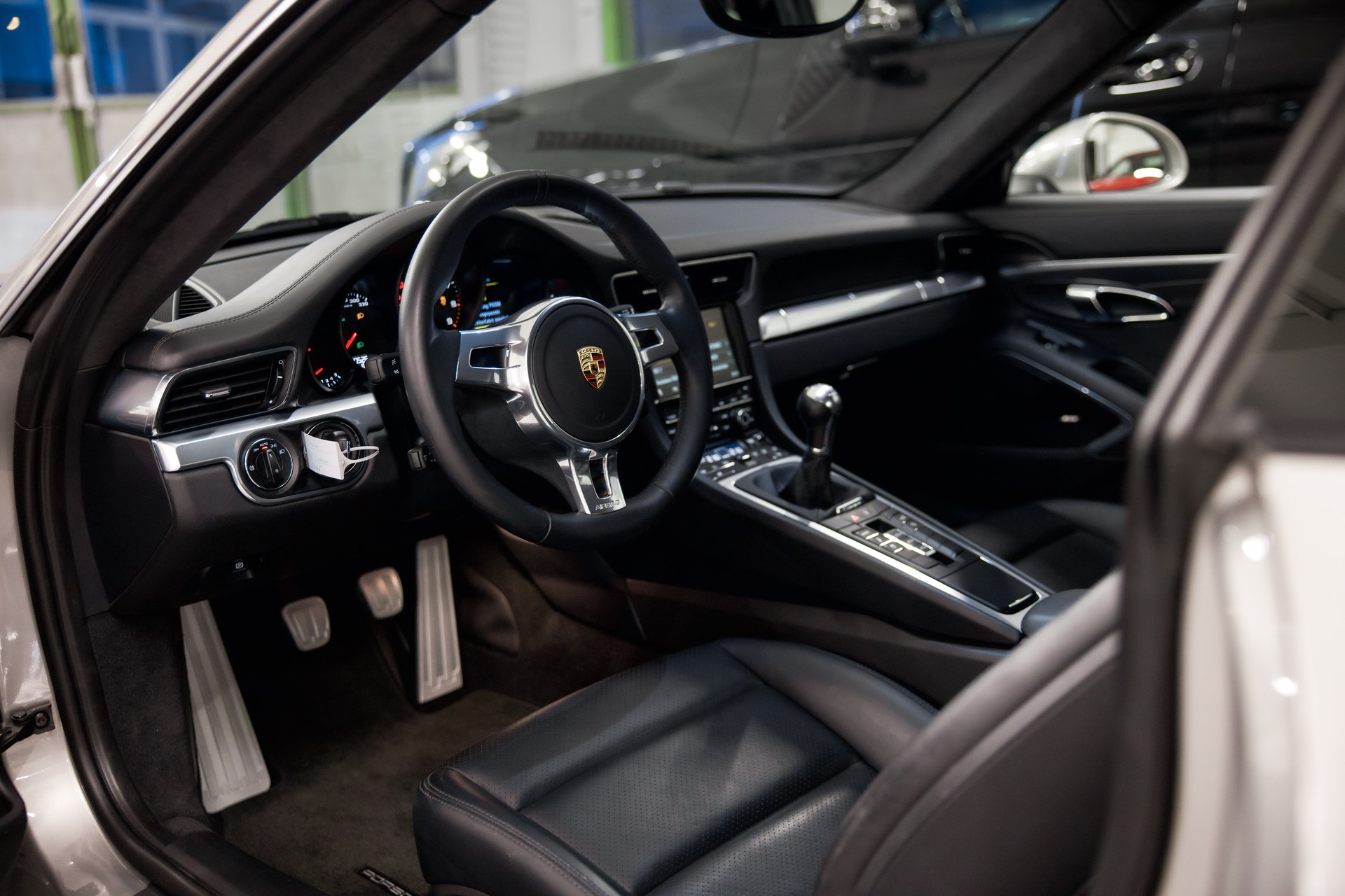 PORSCHE 911 Carrera-image-16