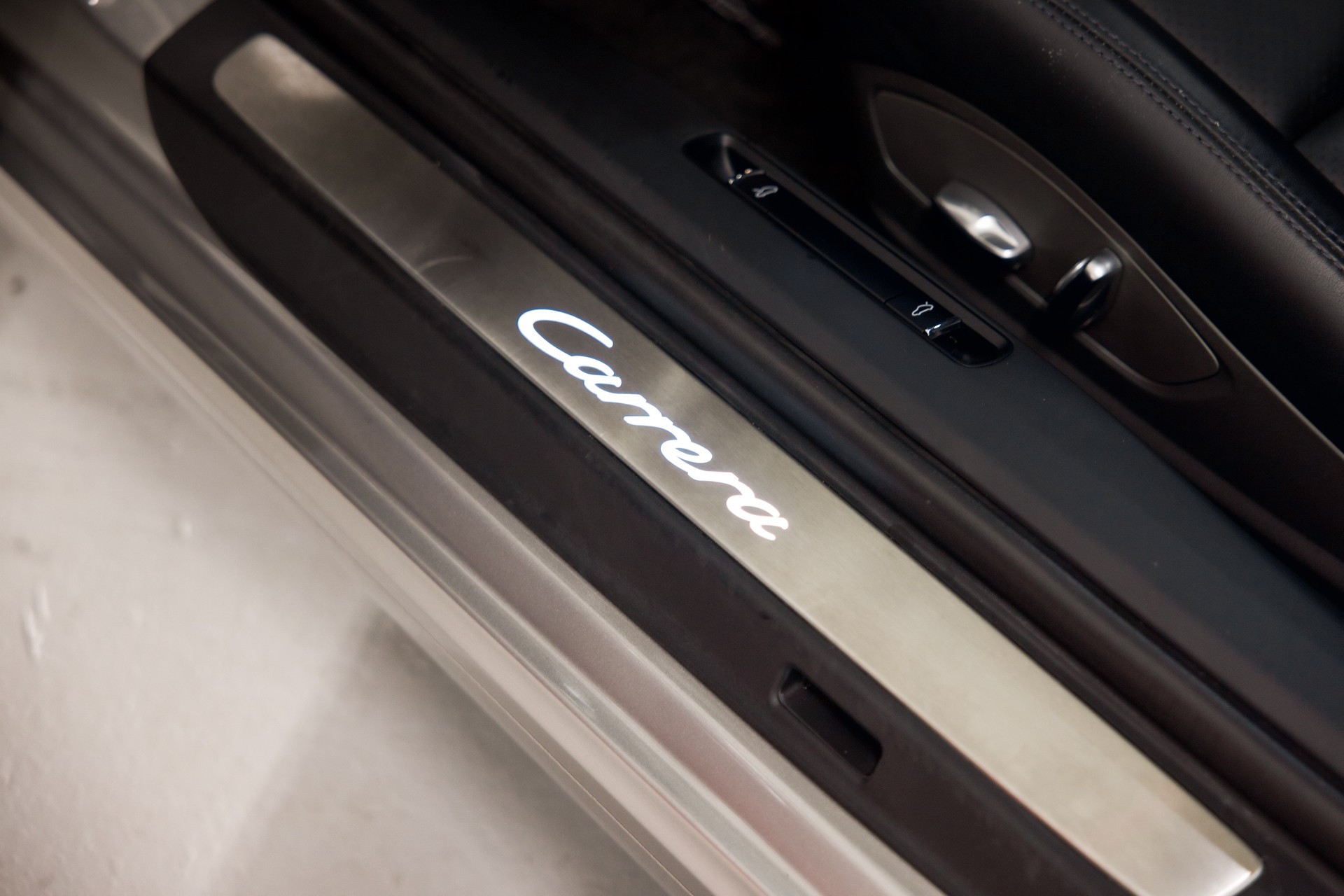 PORSCHE 911 Carrera-image-21