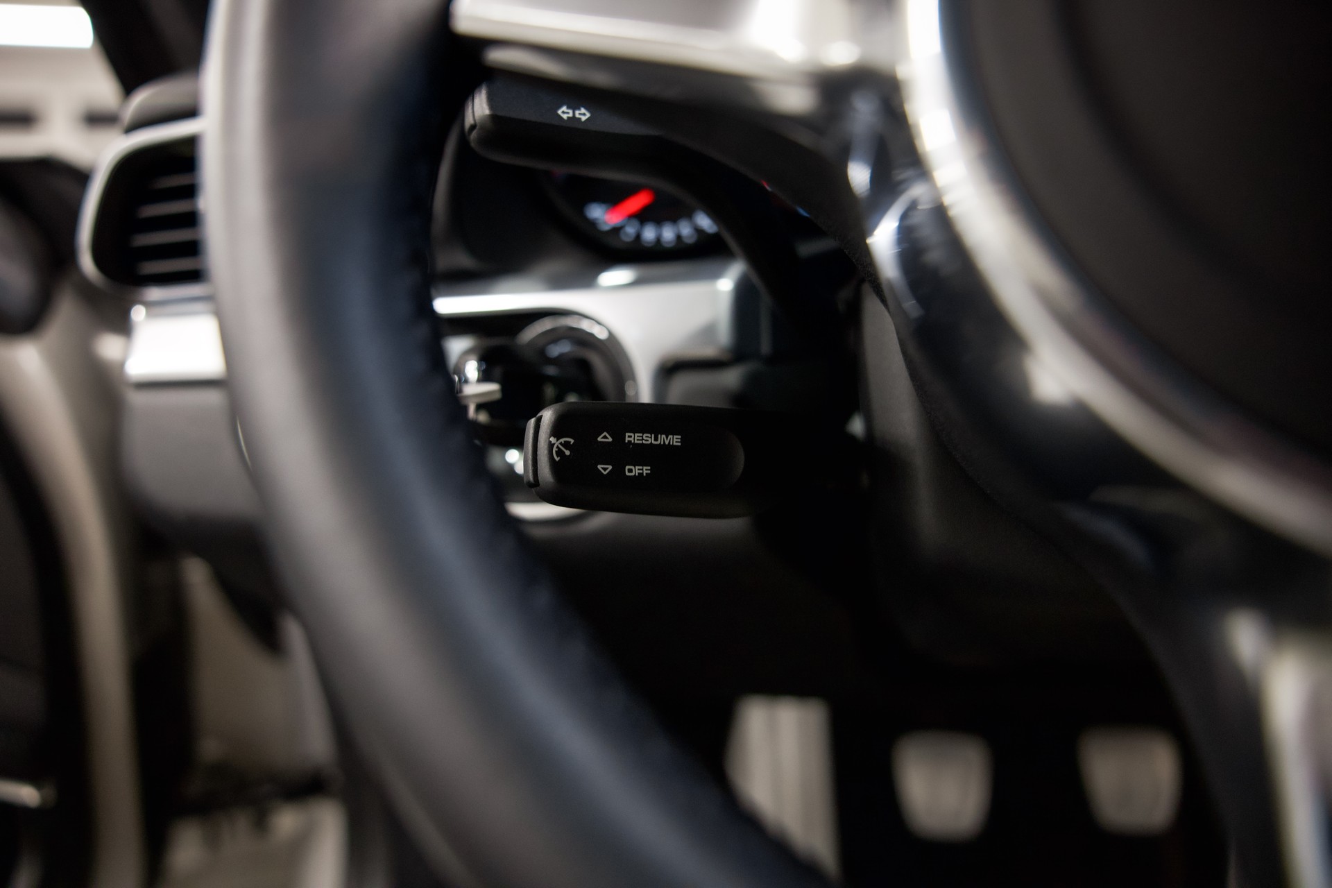 PORSCHE 911 Carrera-image-25