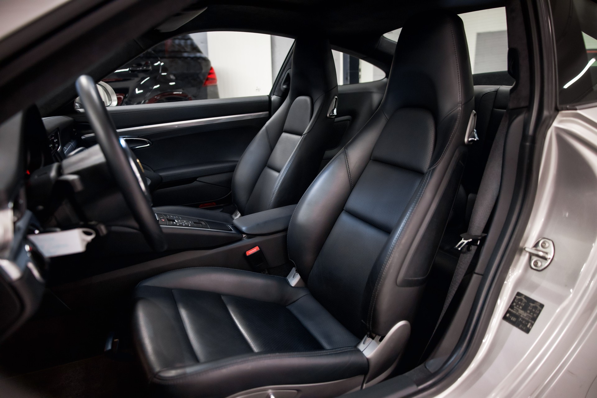 PORSCHE 911 Carrera-image-18