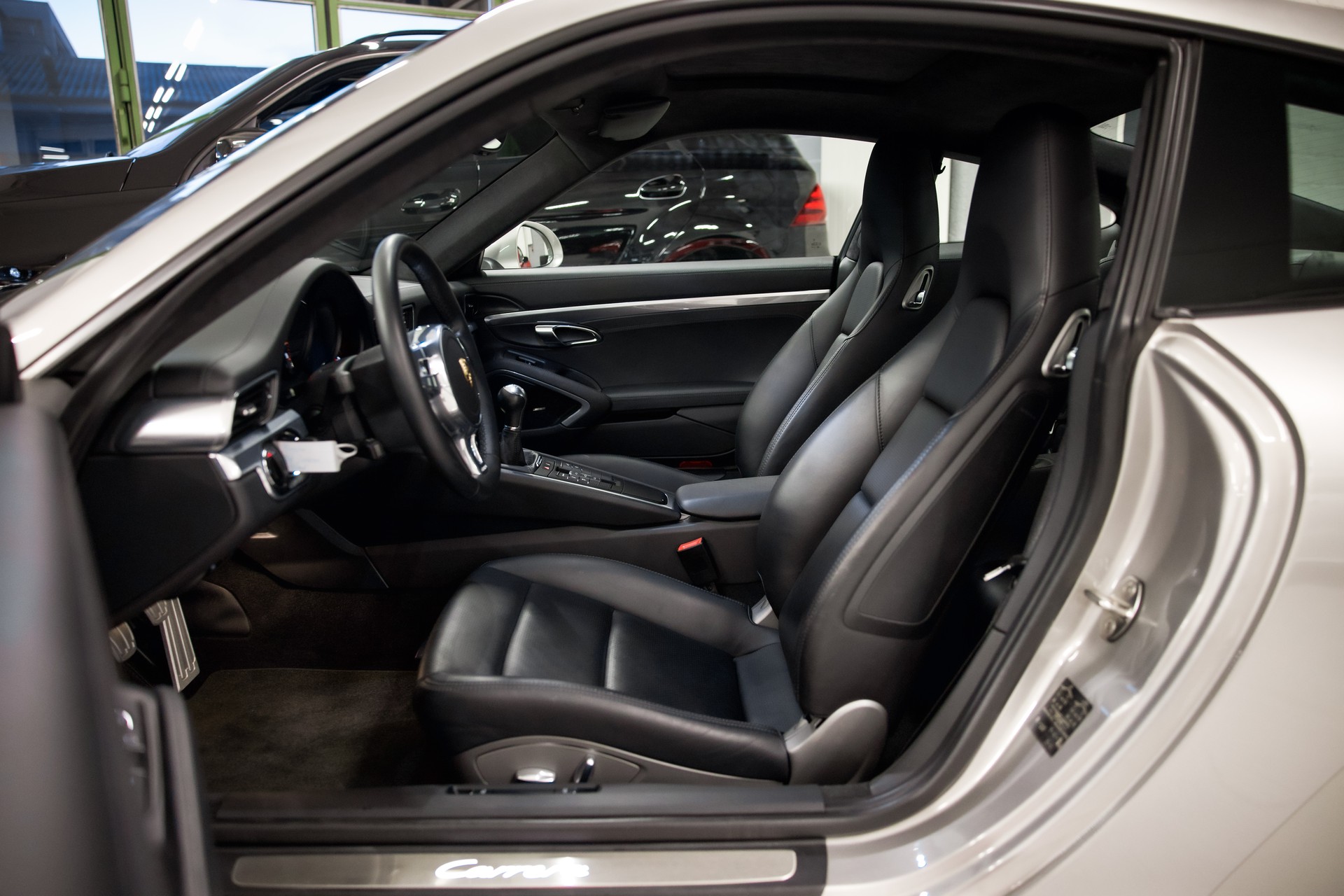 PORSCHE 911 Carrera-image-17