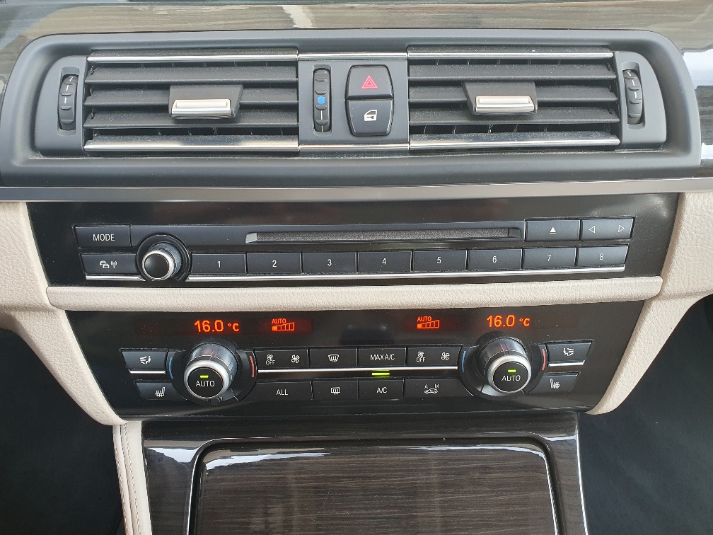 BMW 530d xDrive Touring Steptronic-image-16