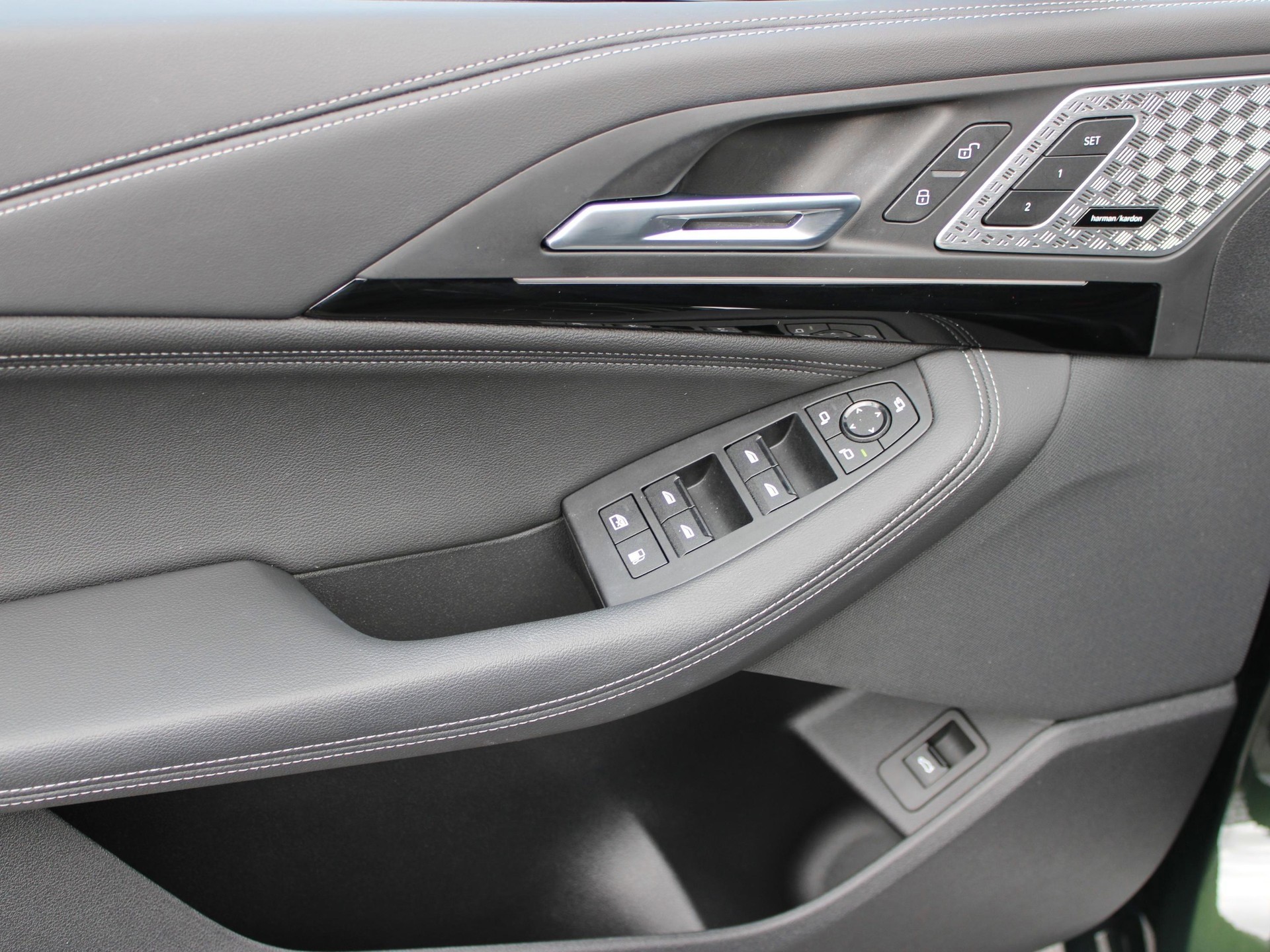 BMW 230e xDrive Luxury Line-image-17