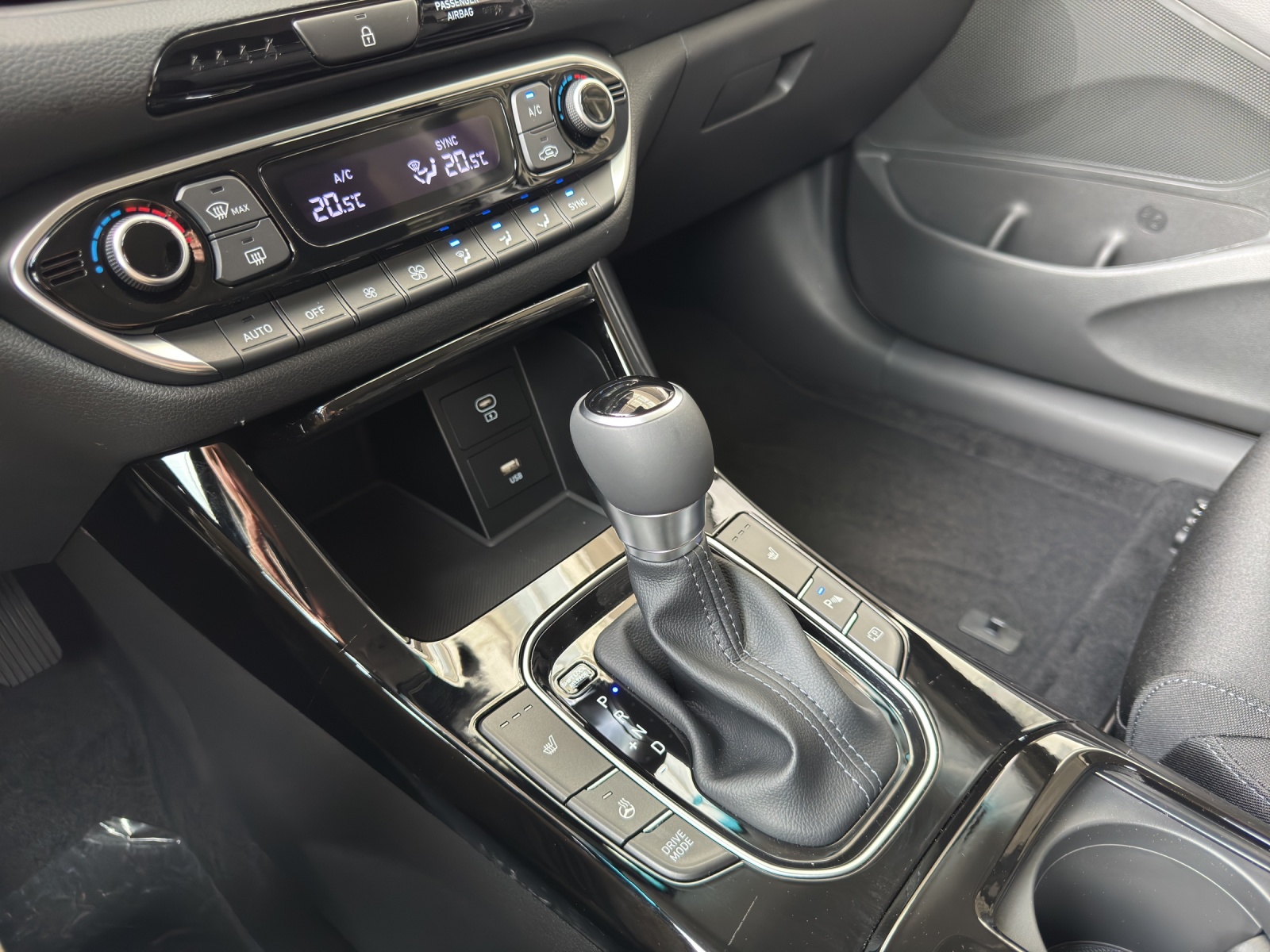 HYUNDAI i30 1.6 T-GDi Amplia-image-13