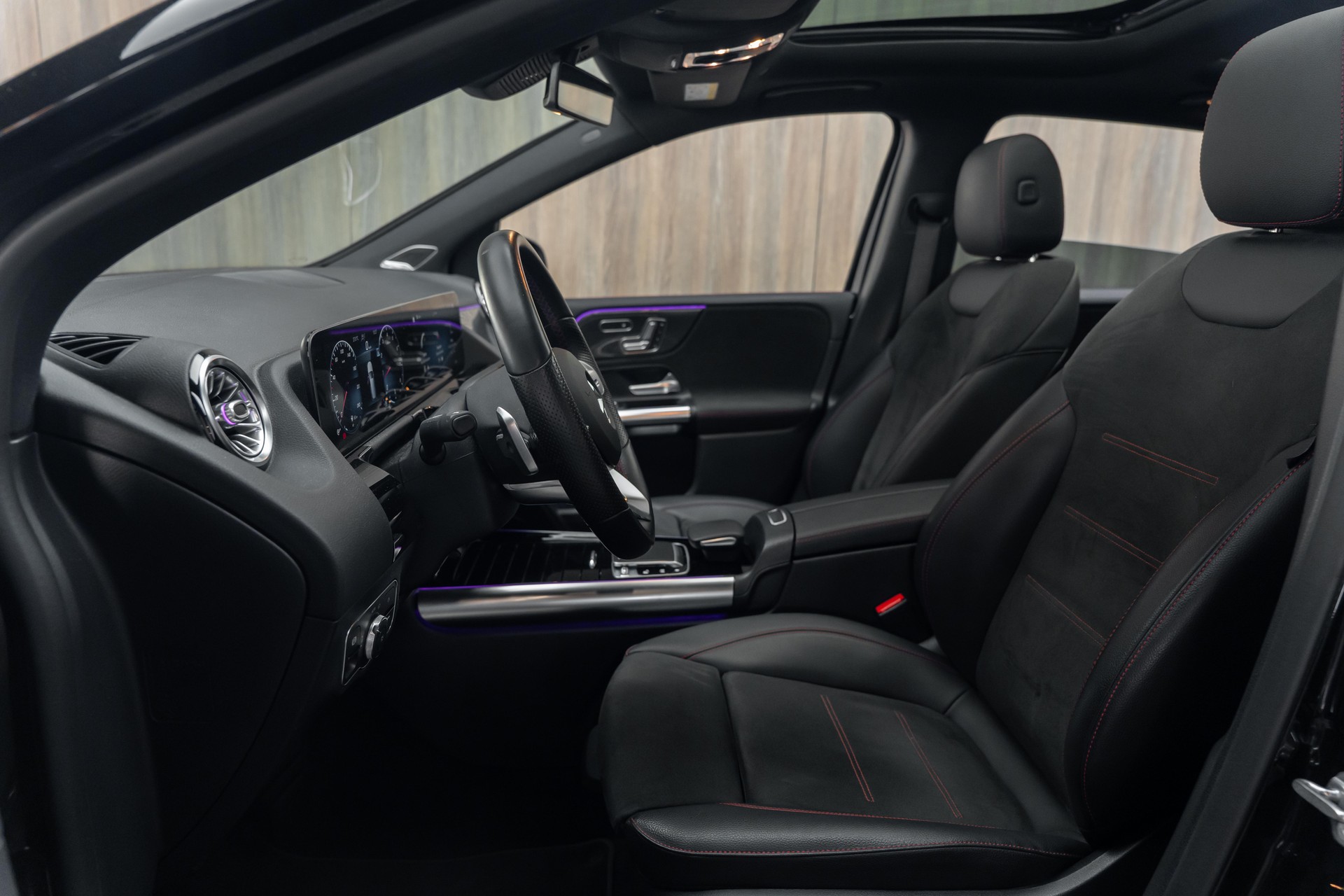 MERCEDES-BENZ B 250 4Matic AMG Line-image-4