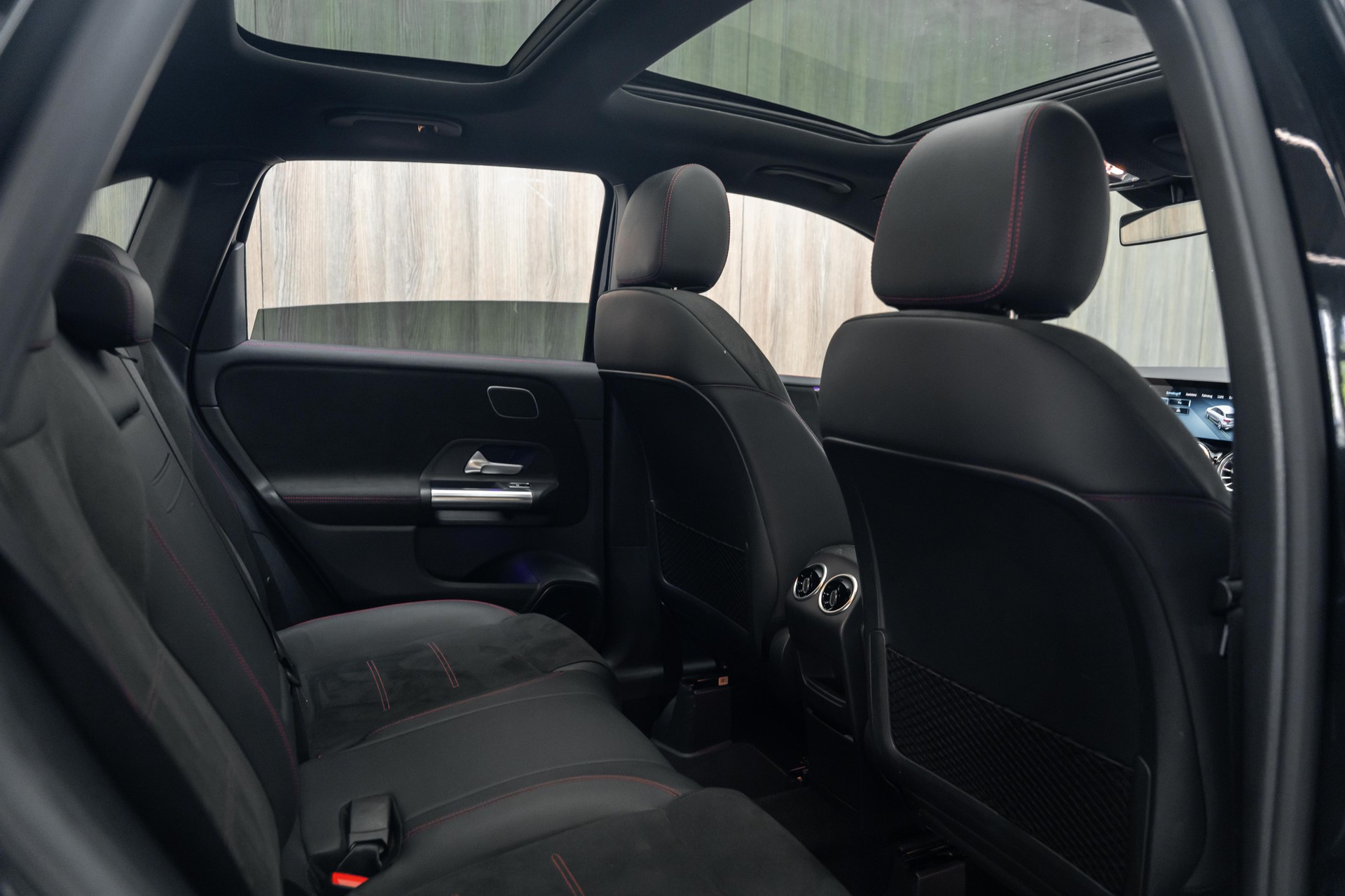 MERCEDES-BENZ B 250 4Matic AMG Line-image-8