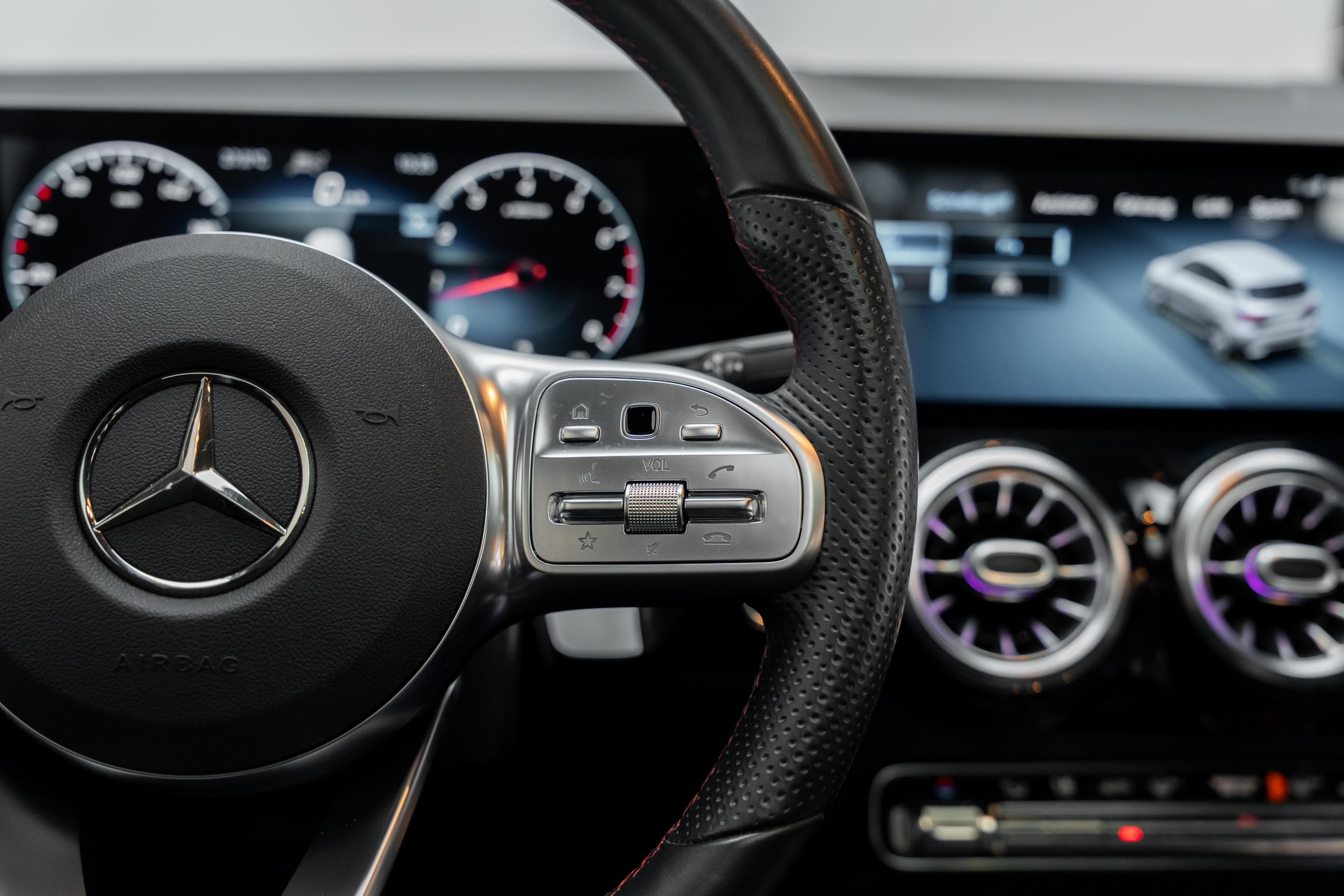 MERCEDES-BENZ B 250 4Matic AMG Line-image-18