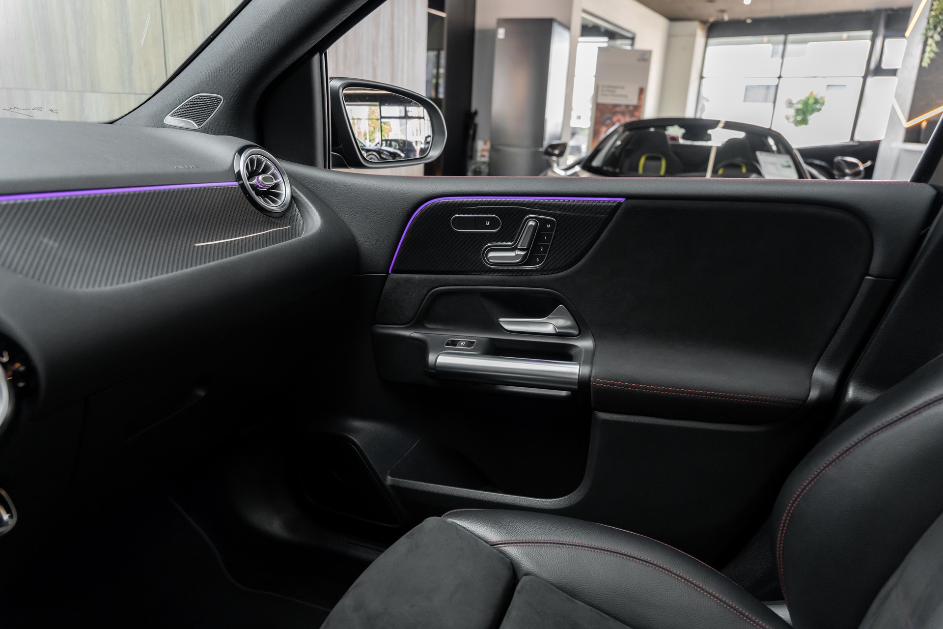 MERCEDES-BENZ B 250 4Matic AMG Line-image-14