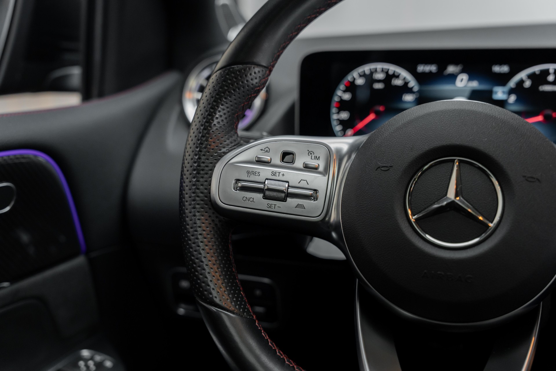 MERCEDES-BENZ B 250 4Matic AMG Line-image-19
