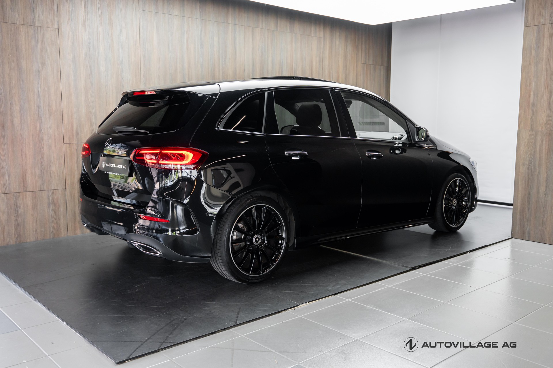 MERCEDES-BENZ B 250 4Matic AMG Line-showroom-element-1