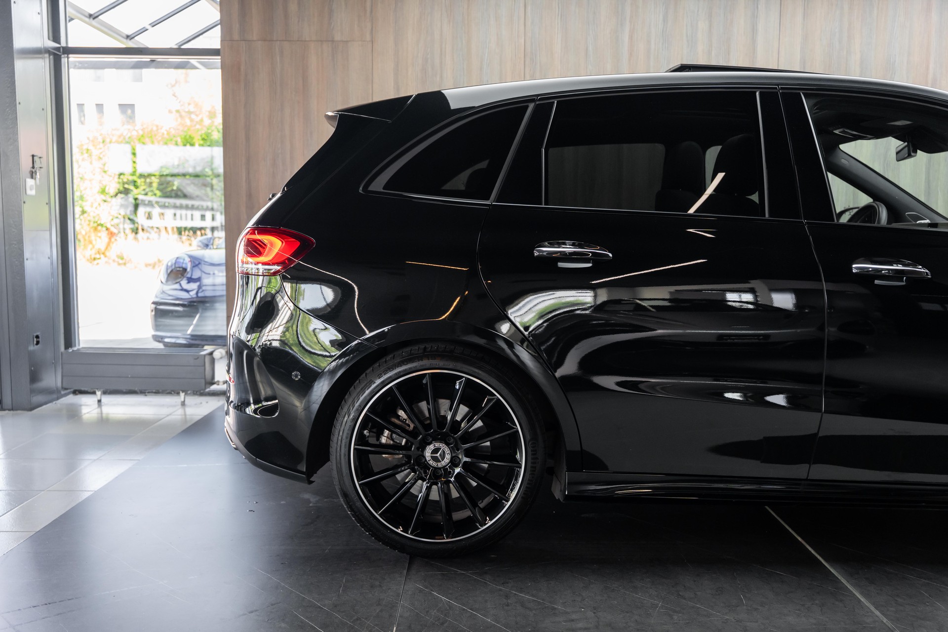 MERCEDES-BENZ B 250 4Matic AMG Line-image-28