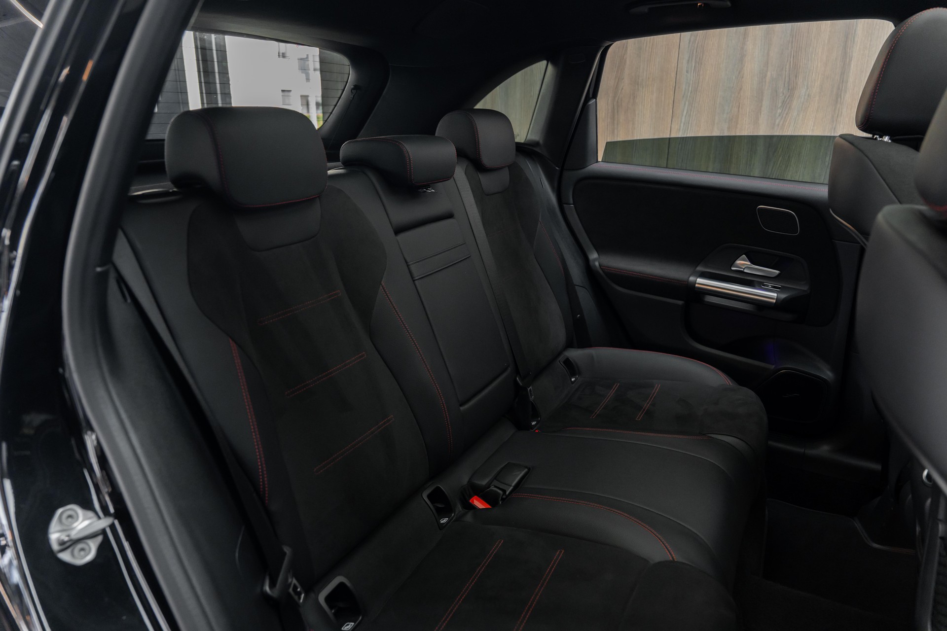MERCEDES-BENZ B 250 4Matic AMG Line-image-9