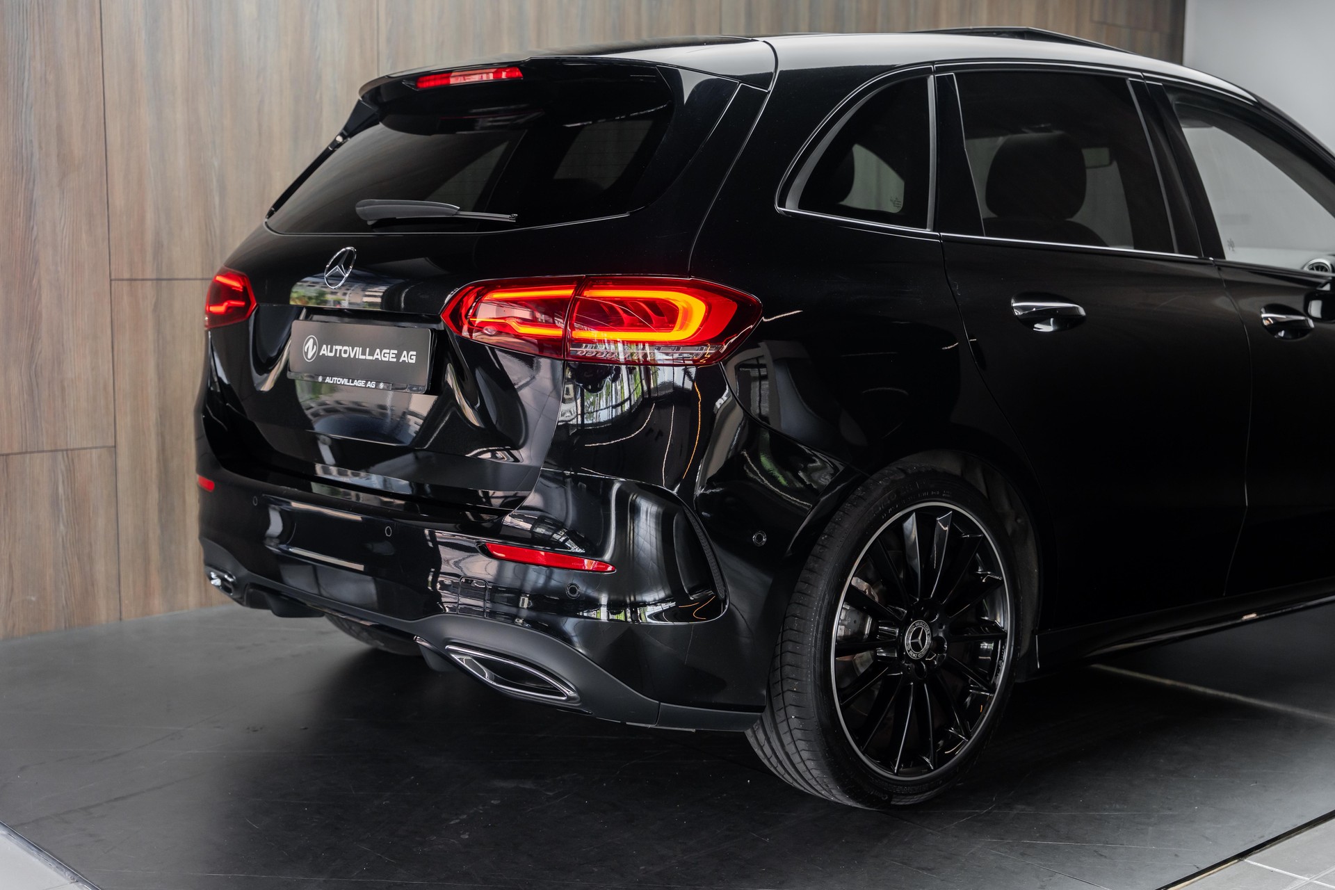 MERCEDES-BENZ B 250 4Matic AMG Line-image-24