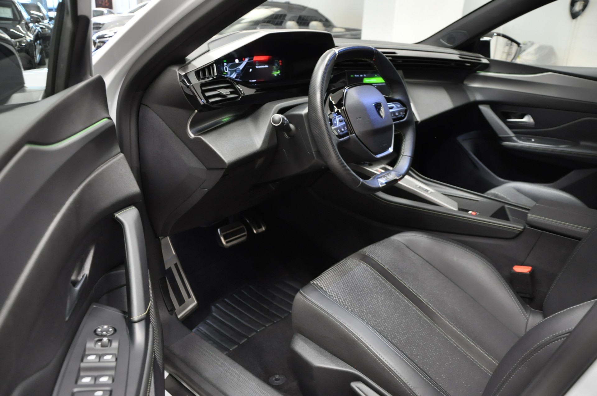 PEUGEOT 308 SW 1.2 HEV 136 GT-image-10