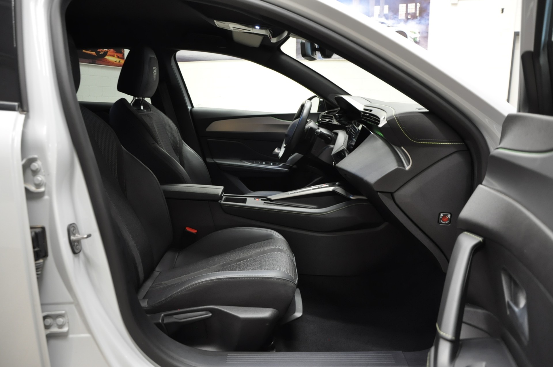 PEUGEOT 308 SW 1.2 HEV 136 GT-image-13