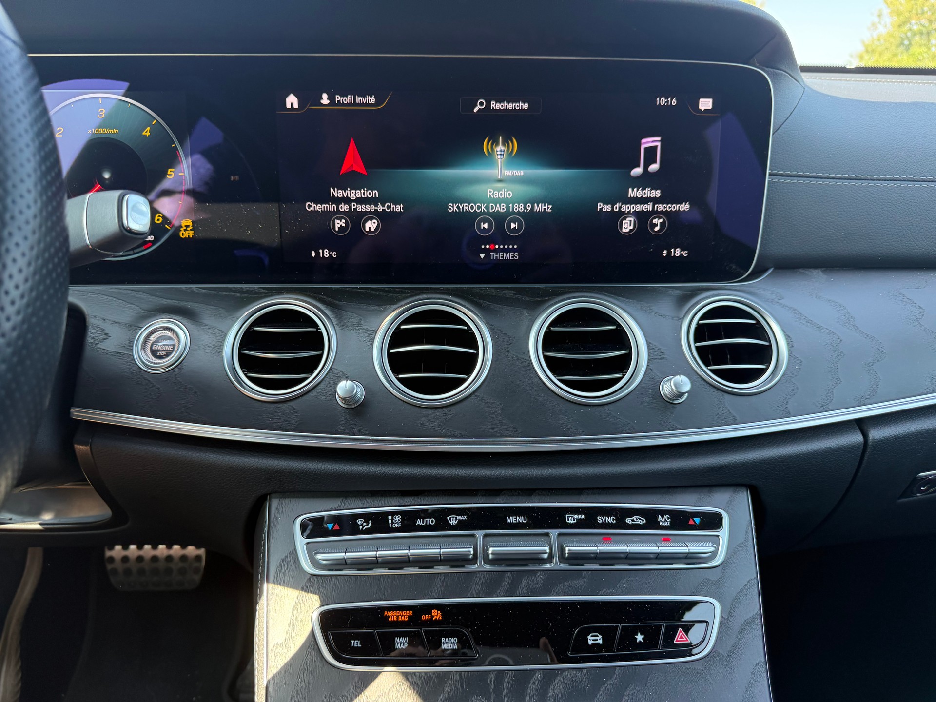 MERCEDES-BENZ E 220 d T 4Matic AMG Line 9G-Tronic-image-13