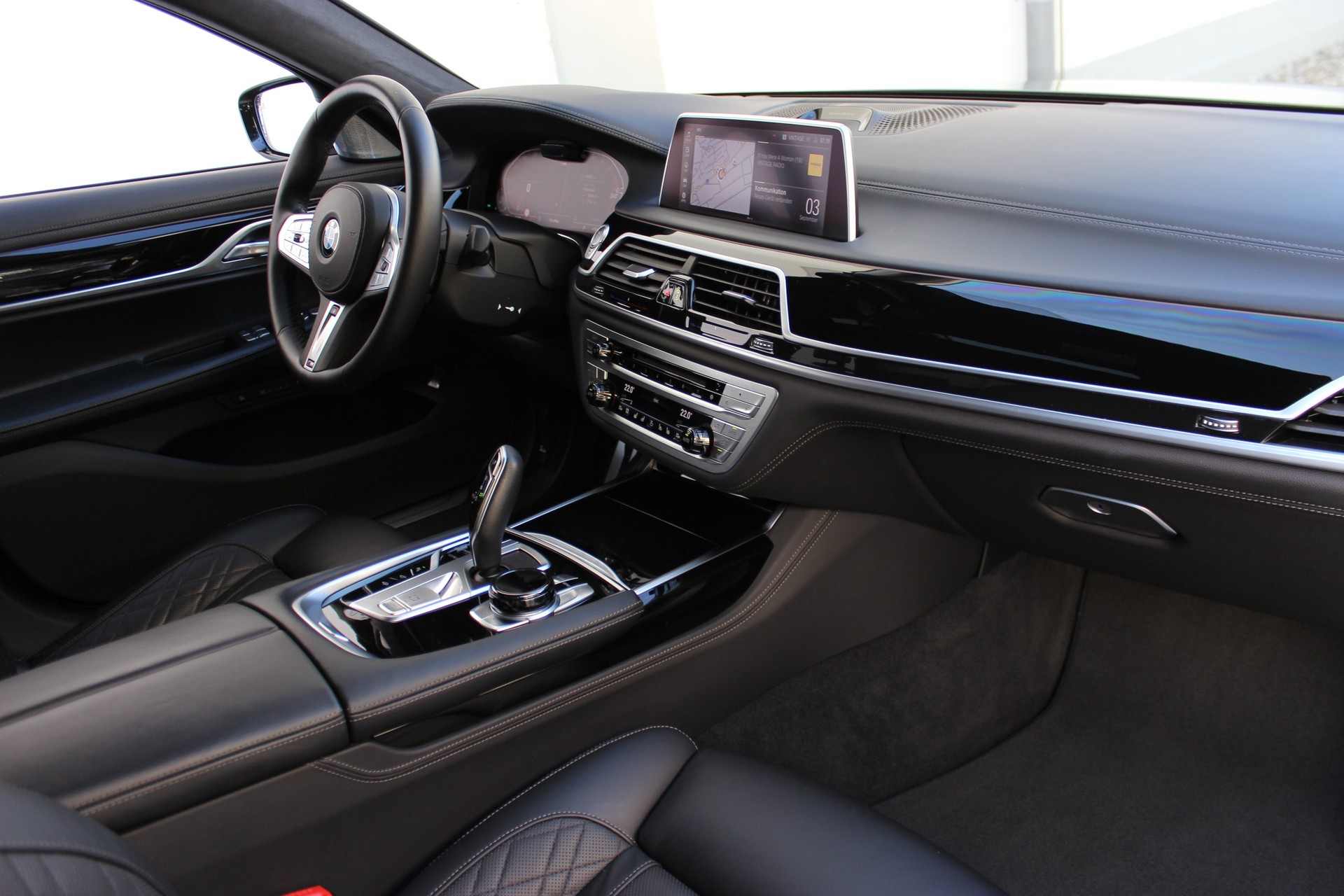 BMW 750i xDrive M Sport *BOWERS & WILKINS*-image-1