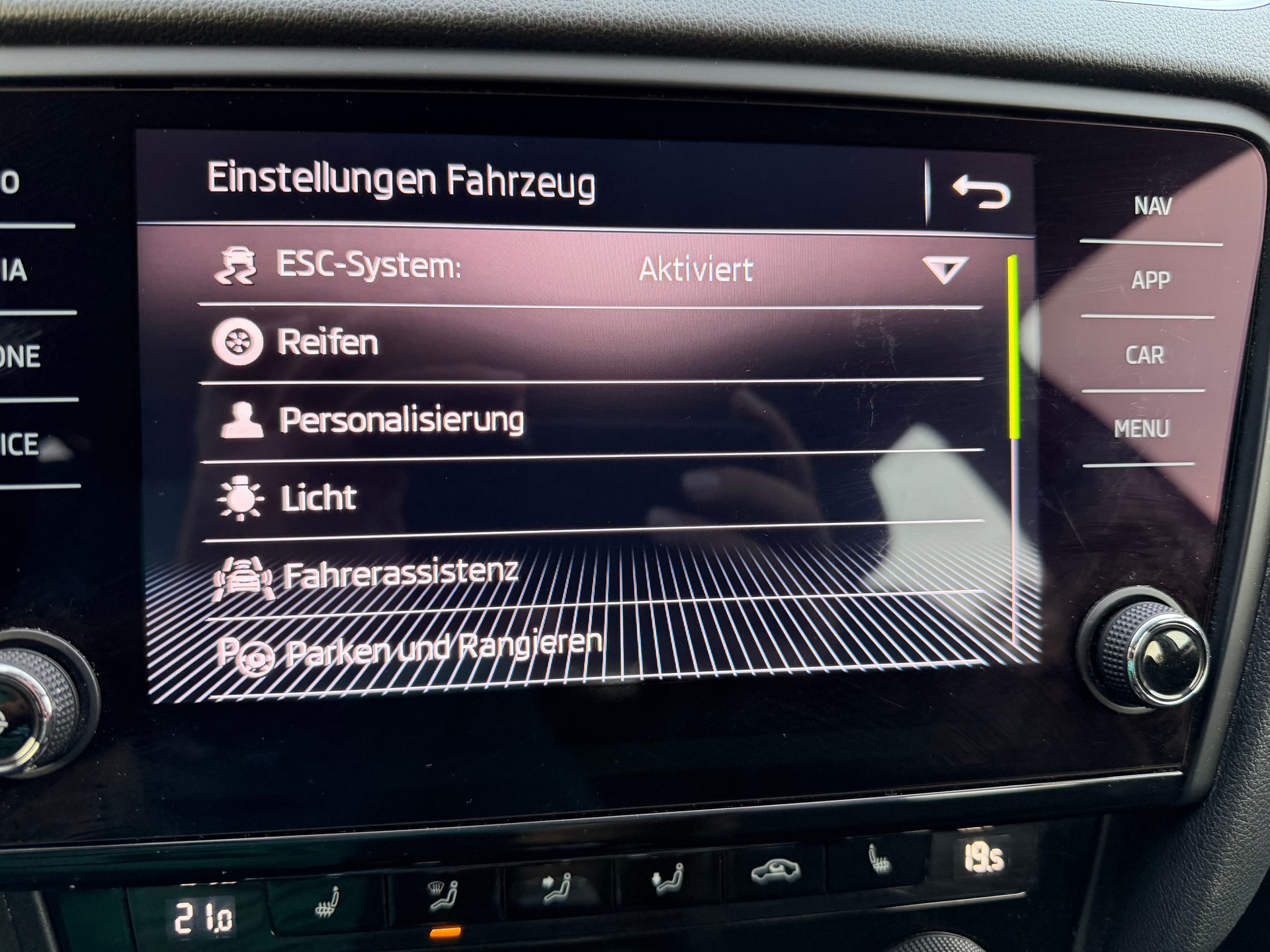 SKODA Octavia Combi 1.6 TDI Ambition 4x4-image-11