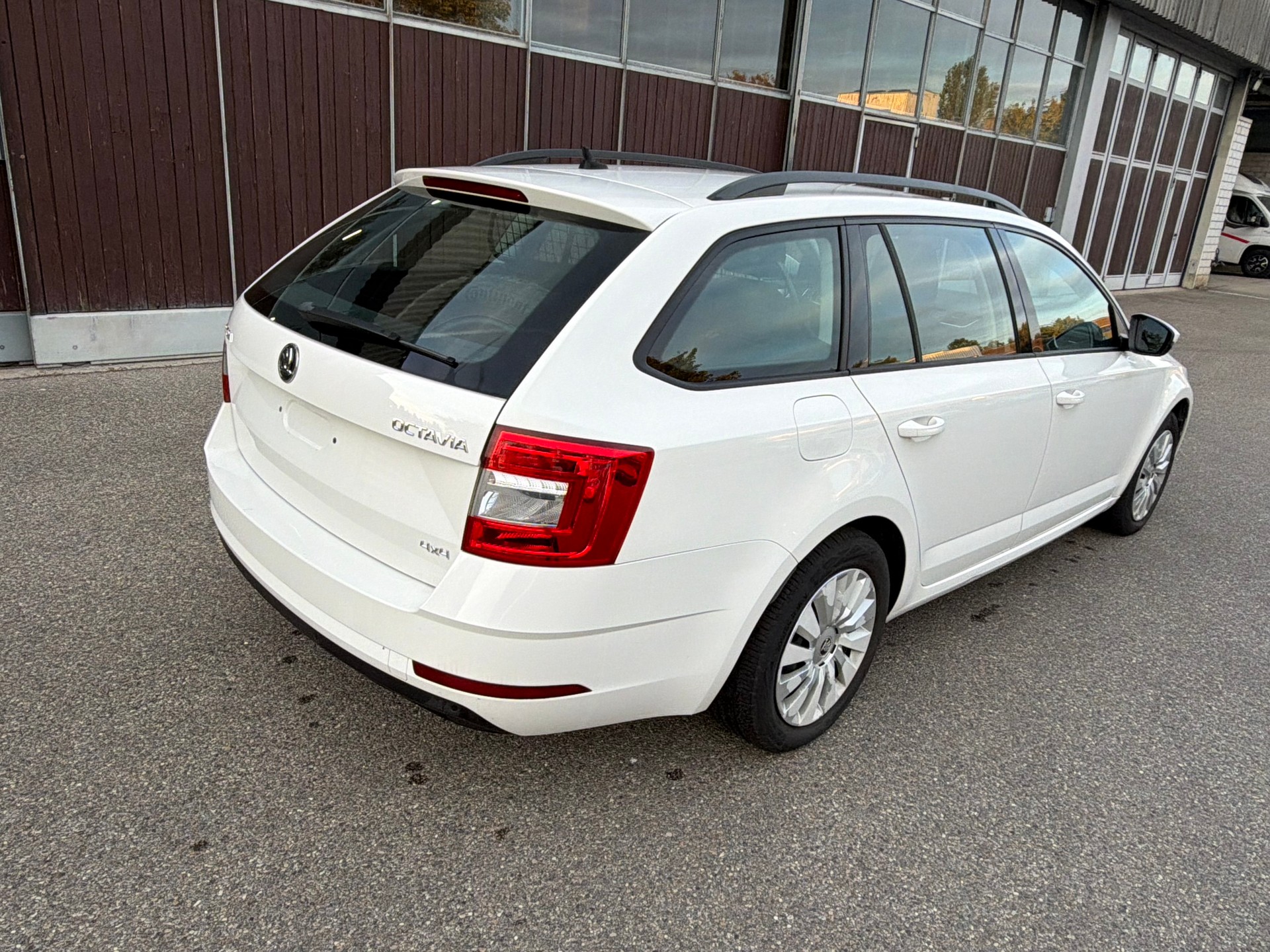 SKODA Octavia Combi 1.6 TDI Ambition 4x4-image-4