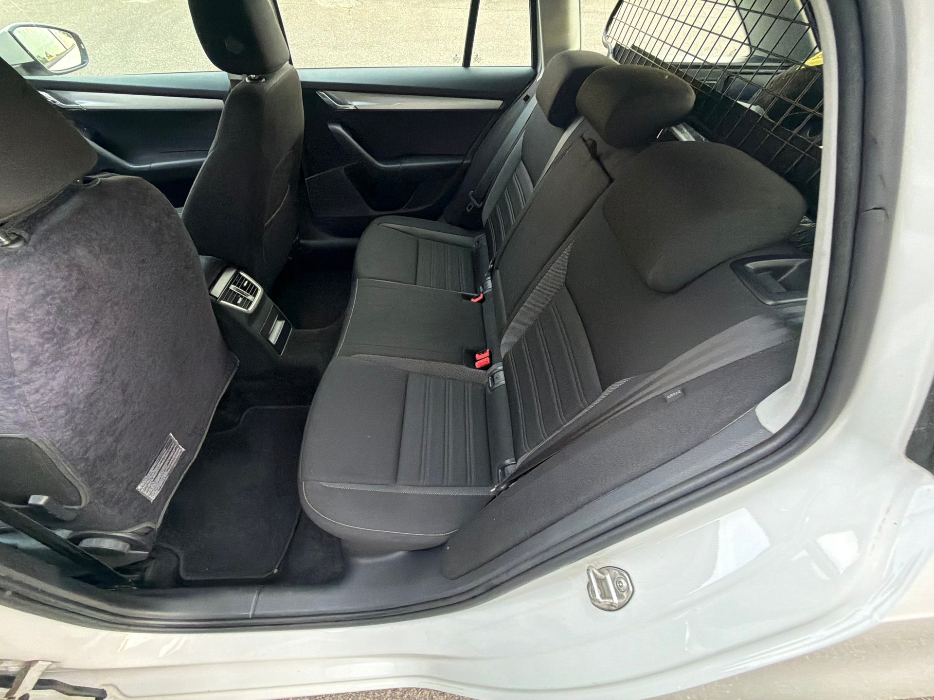 SKODA Octavia Combi 1.6 TDI Ambition 4x4-image-10