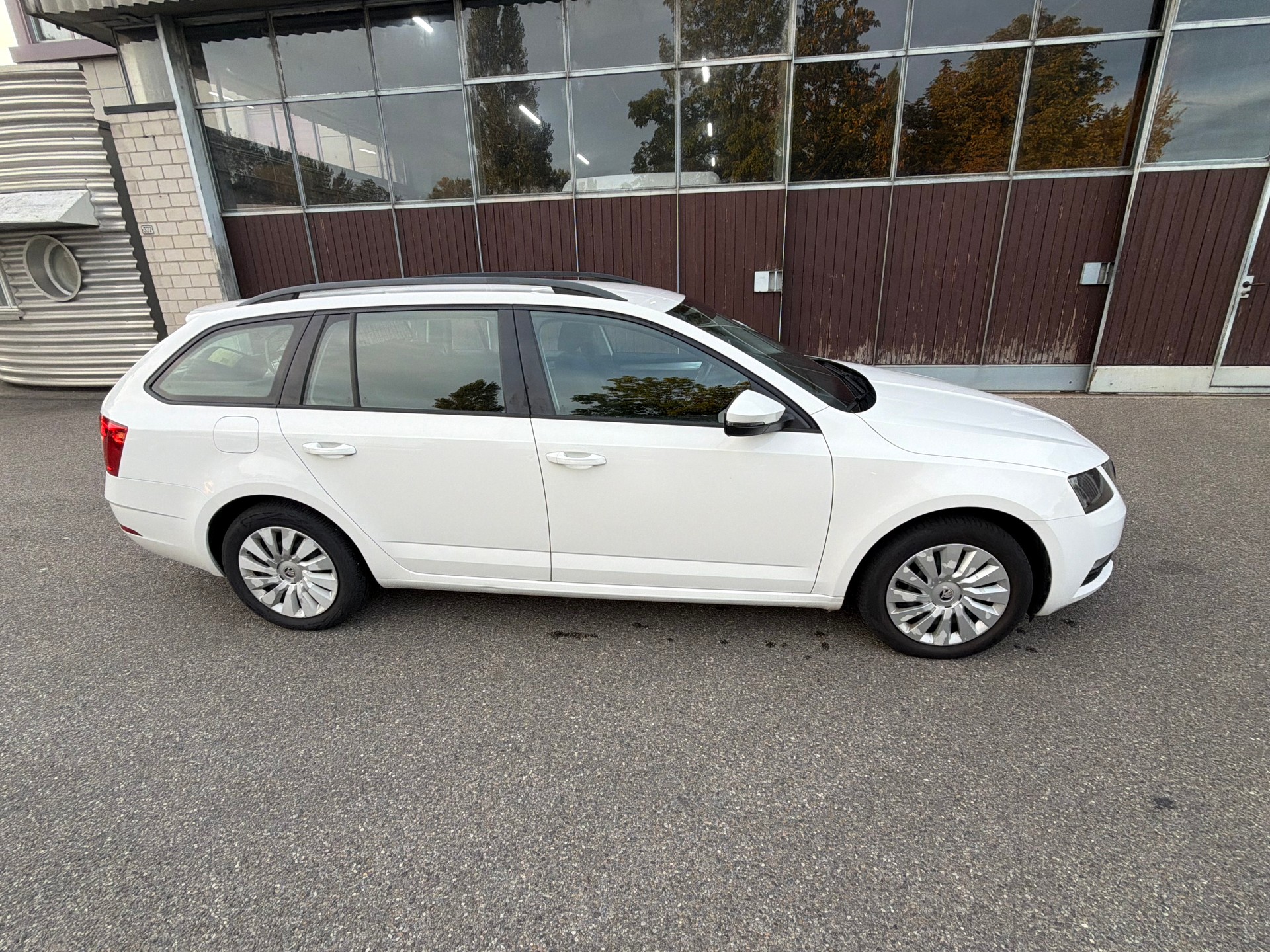 SKODA Octavia Combi 1.6 TDI Ambition 4x4-image-6