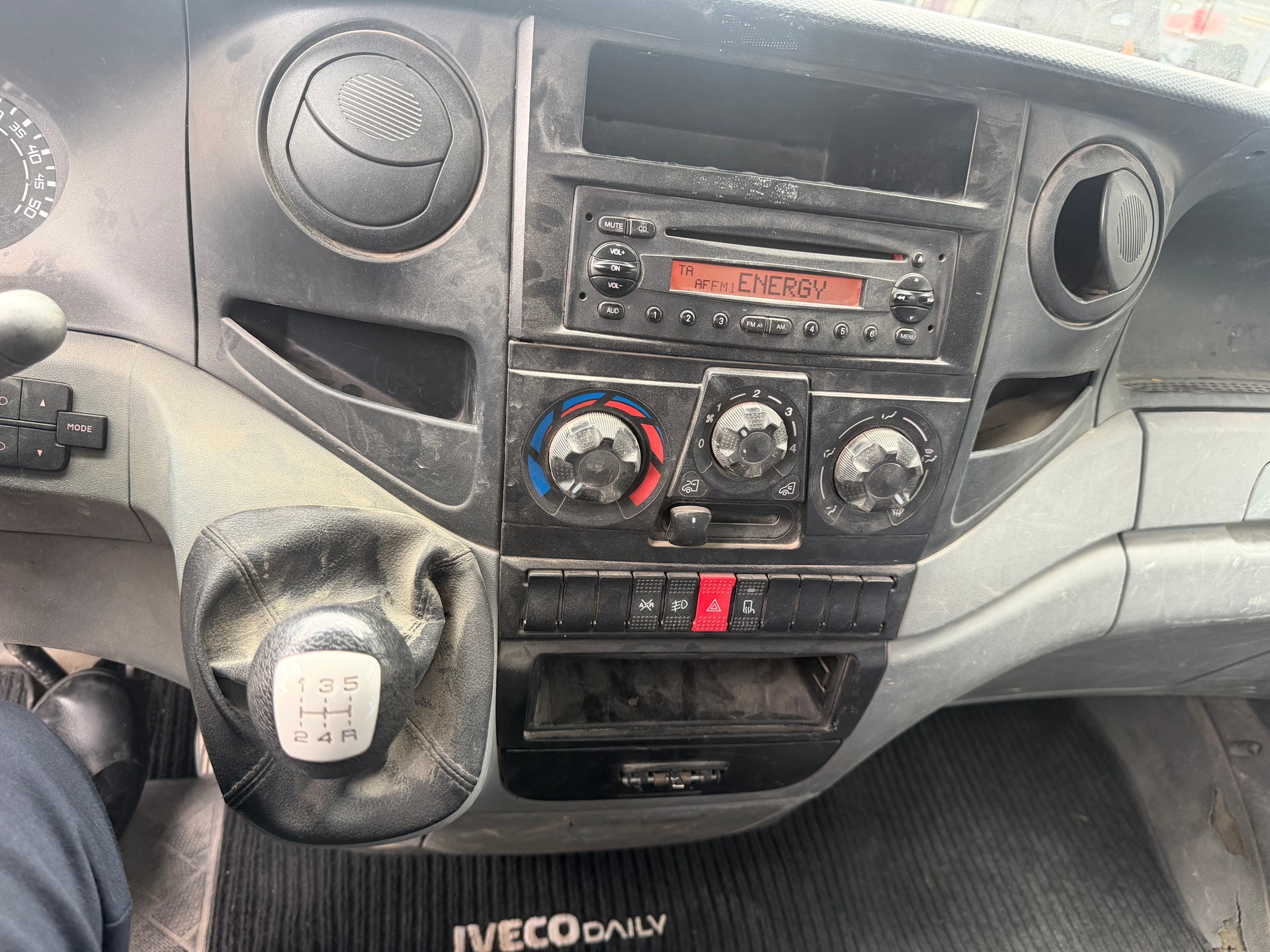 IVECO DAILY 35 S 10 mit Kran-image-11