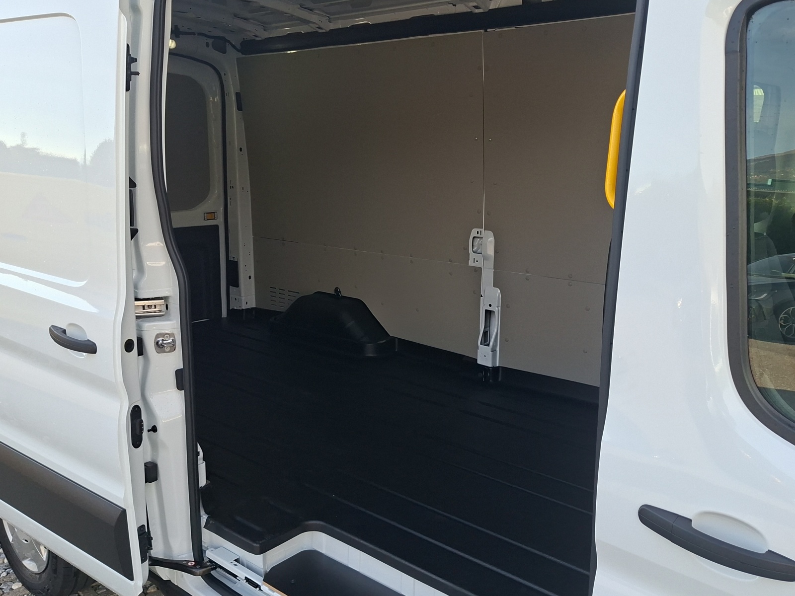 FORD Transit 350 L3 Trend 2.0 TDCi 130 4X4-image-4