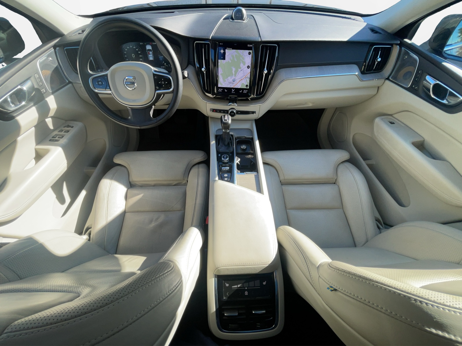 VOLVO XC60 2.0 D5 Inscription AWD-image-10