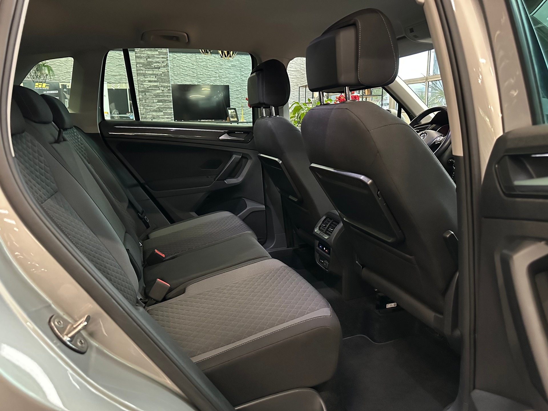 VW Tiguan 2.0 TDI SCR Comfortline 4Motion DSG-image-13