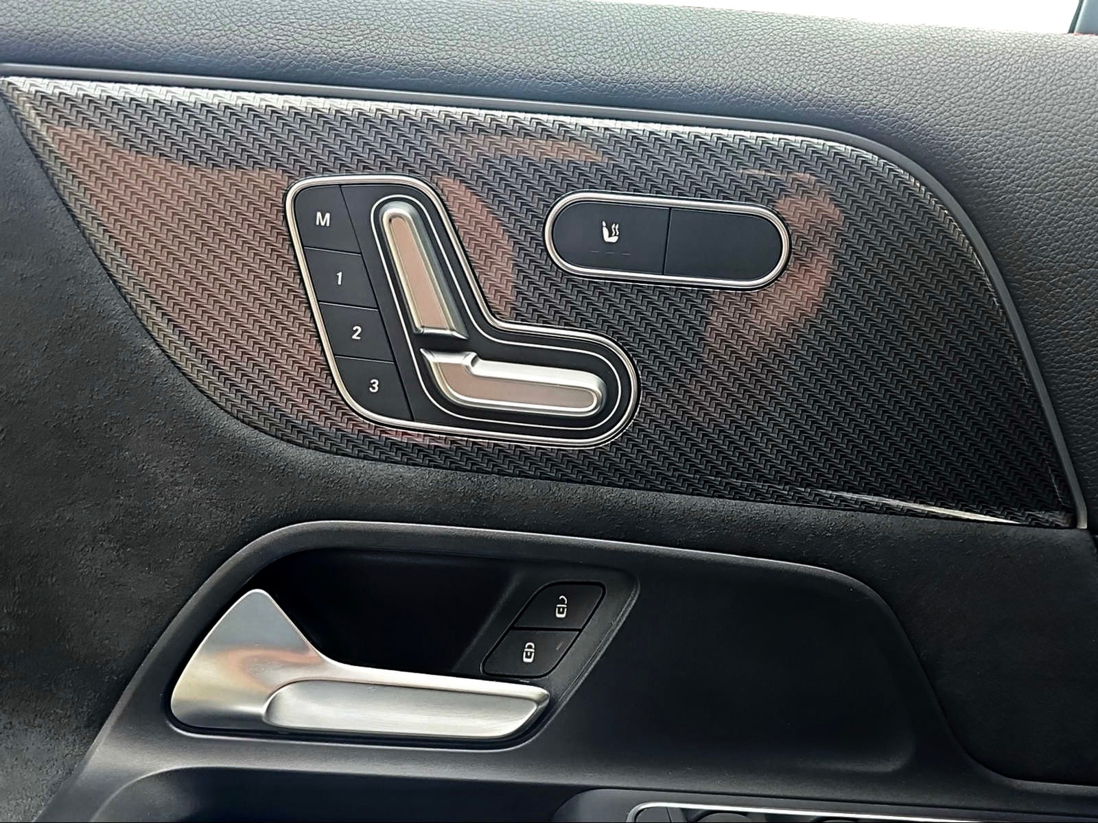 MERCEDES-BENZ GLA 250 4Matic AMG Line 8G-DCT-image-14