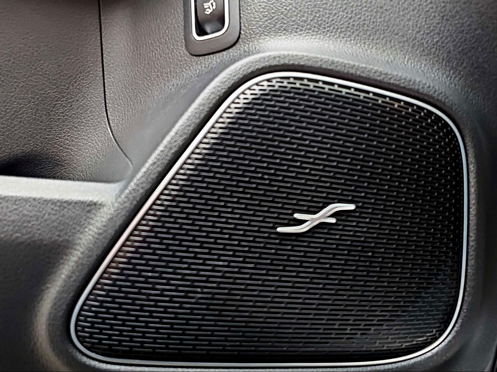 MERCEDES-BENZ GLA 250 4Matic AMG Line 8G-DCT-image-13