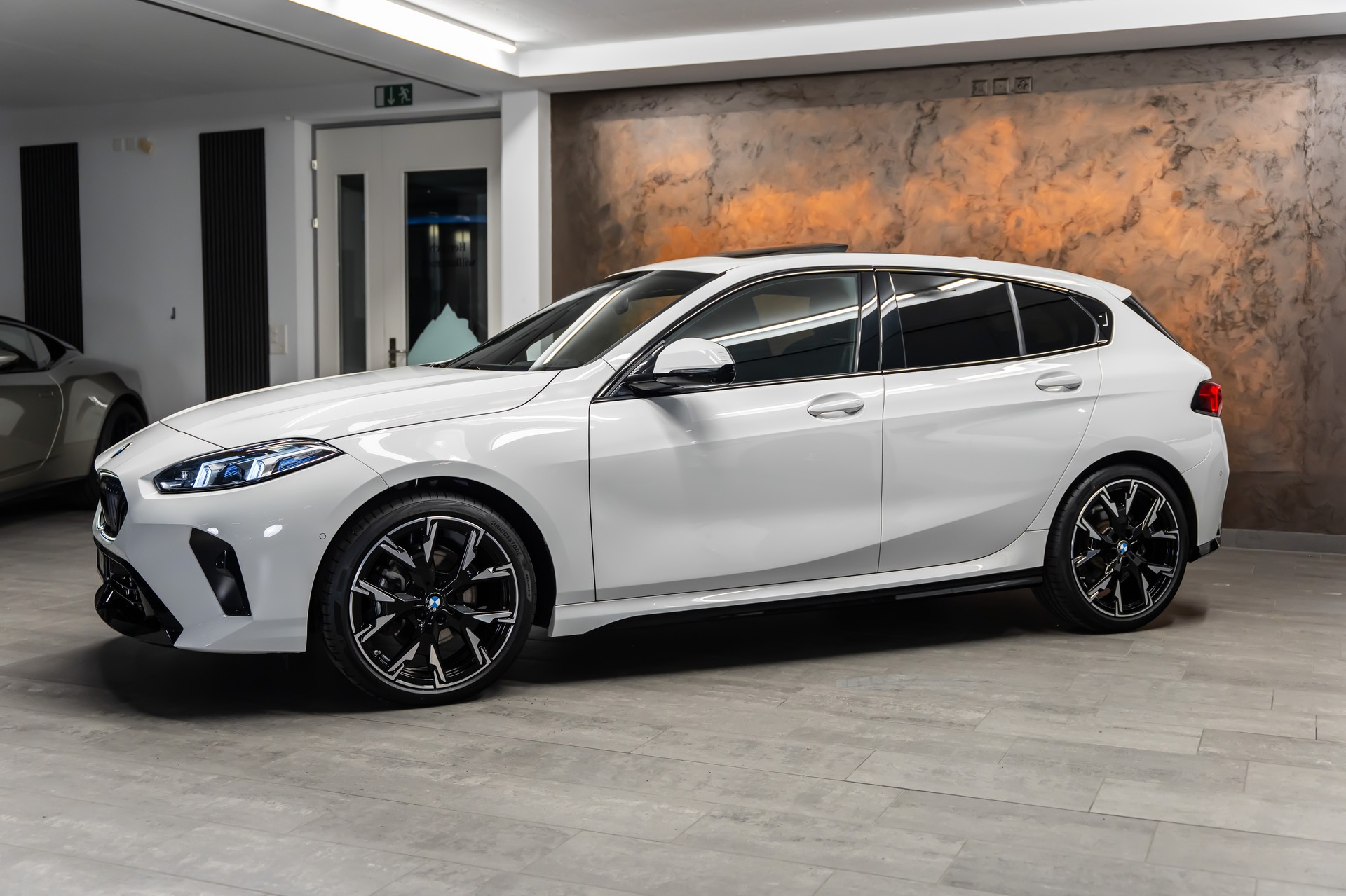 BMW 120d M Sport Pro Steptronic *Iconic Glow*Panorama*Head-Up*M-Shadow*-showroom-element-1