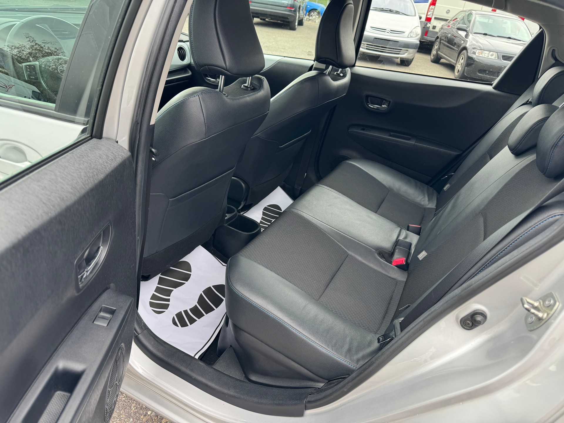 TOYOTA Yaris 1.5 VVT-i Hybrid Sol Premium CVT-image-4