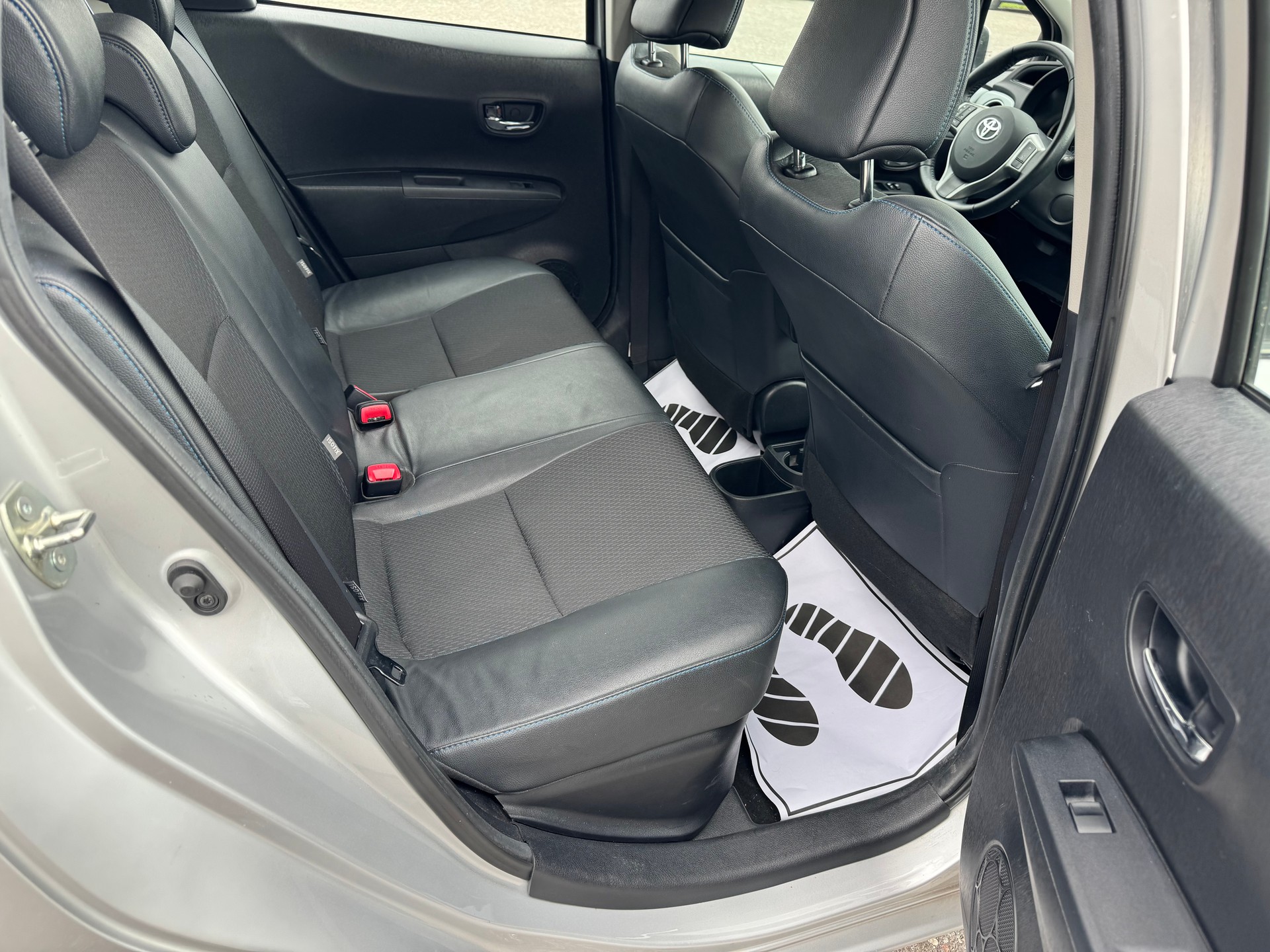 TOYOTA Yaris 1.5 VVT-i Hybrid Sol Premium CVT-image-6