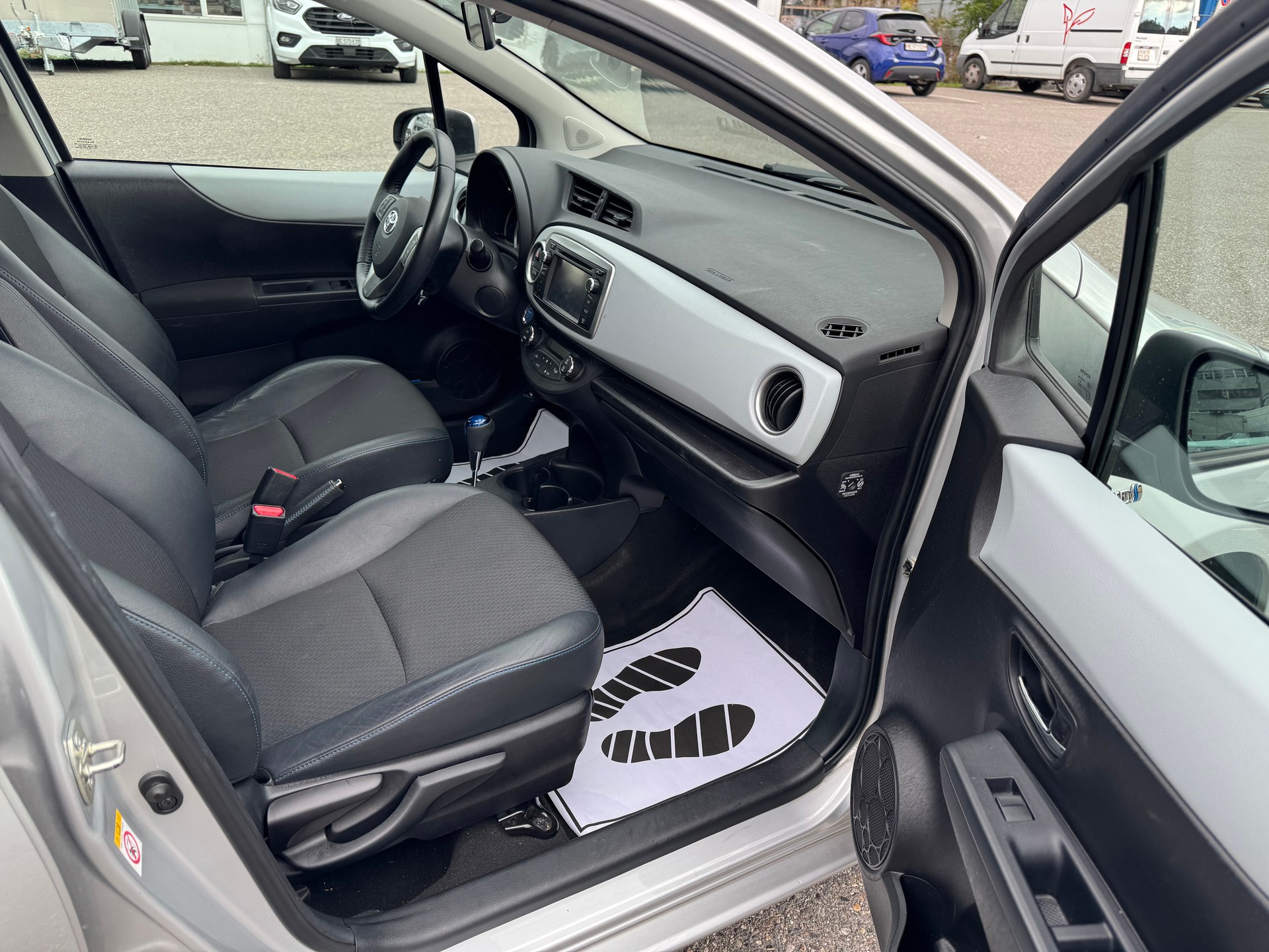 TOYOTA Yaris 1.5 VVT-i Hybrid Sol Premium CVT-image-5