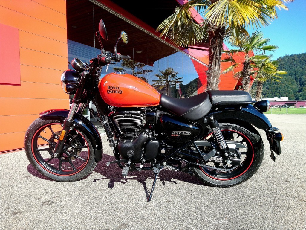 ROYAL ENFIELD Meteor Fireball-showroom-element-1