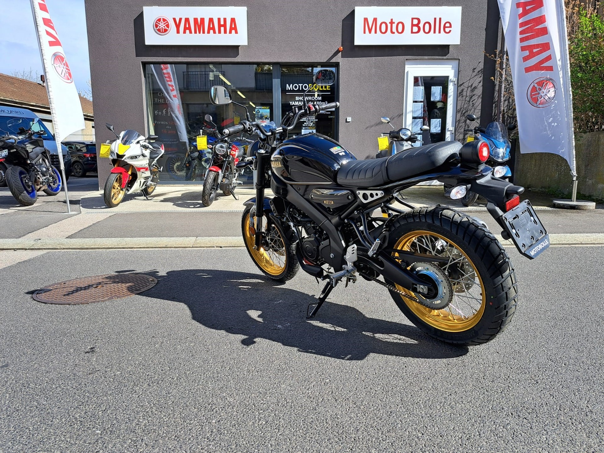 YAMAHA XSR 125 Legacy-showroom-element-3