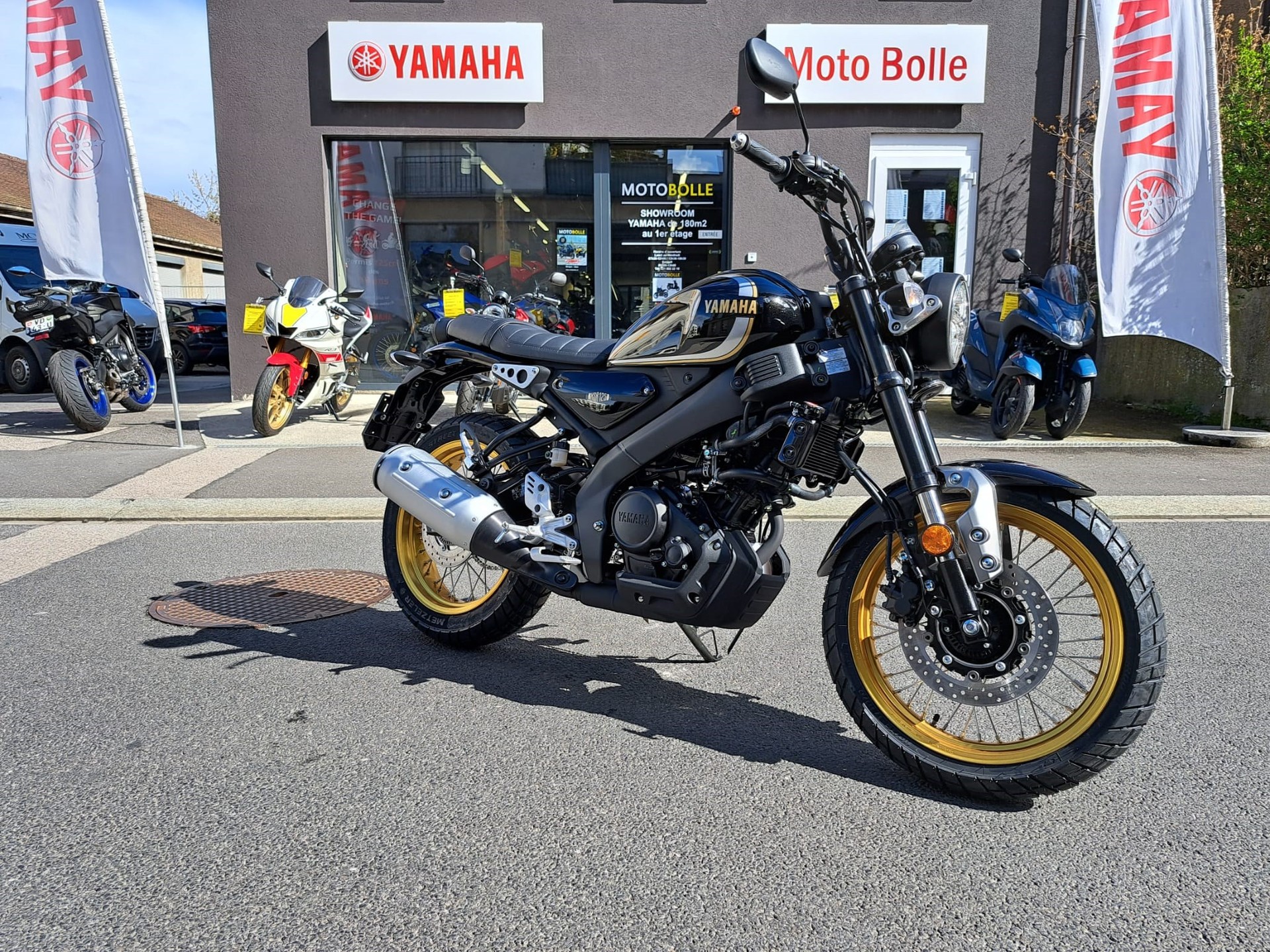 YAMAHA XSR 125 Legacy-showroom-element-1